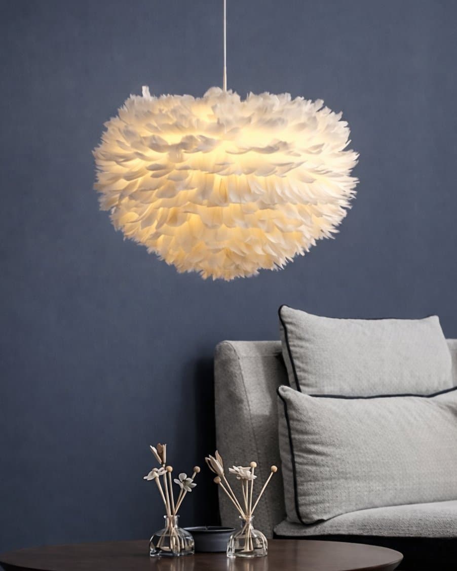 Lufira pendellampa Ø50 – Äkta vita fjädrar – Elegant design