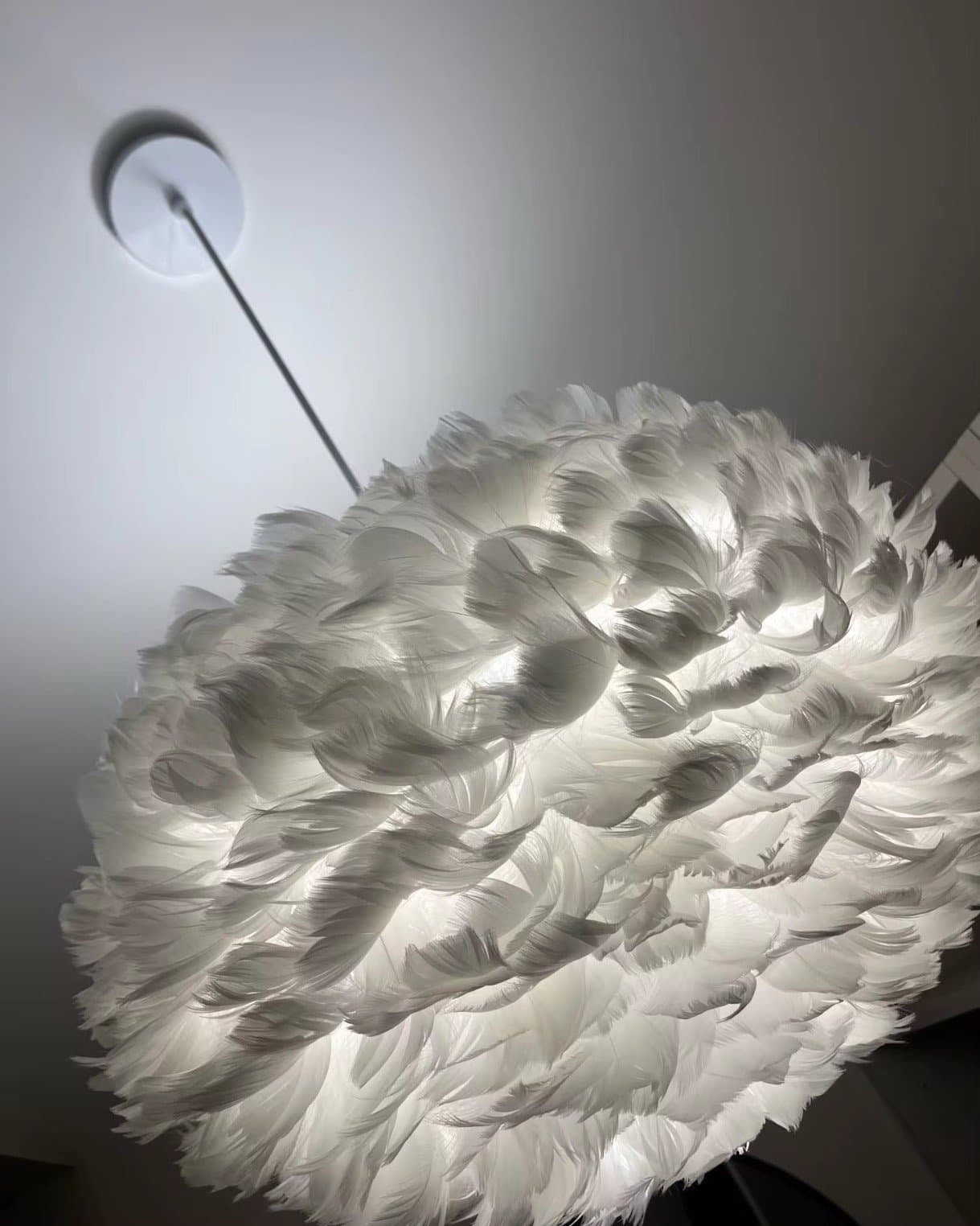 Lufira pendellampa Ø50 – Äkta vita fjädrar – Elegant design