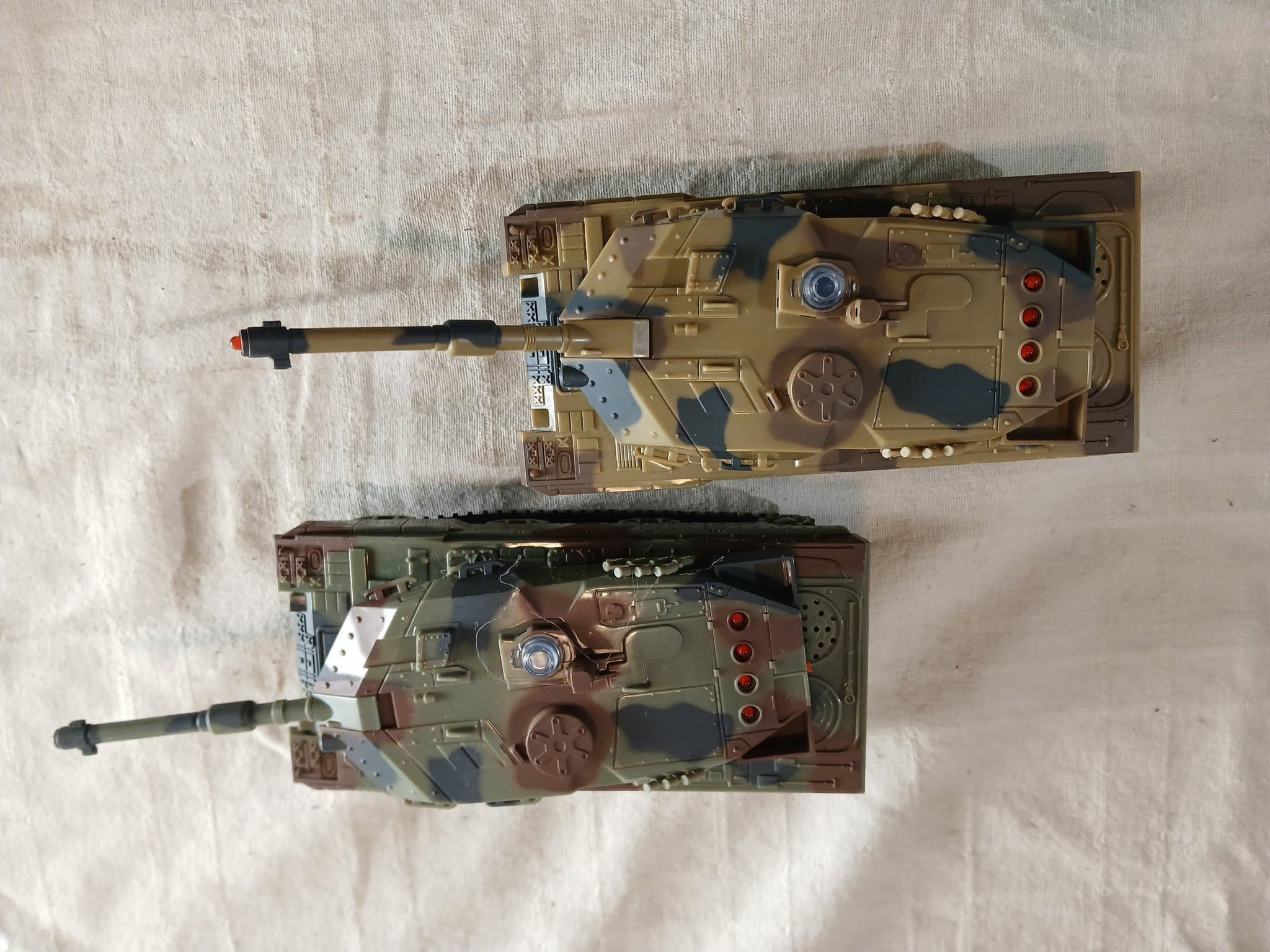 2x radiostyrte RC stridsvogner (battle tanks) – uten fjernkontroll