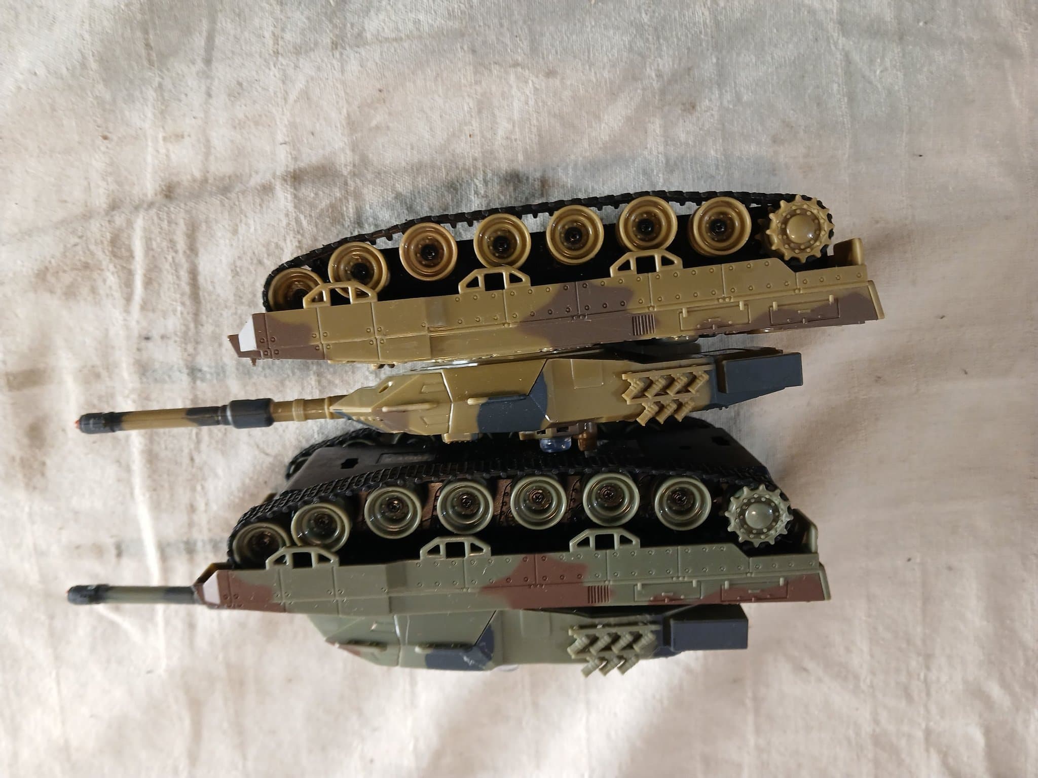2x radiostyrte RC stridsvogner (battle tanks) – uten fjernkontroll