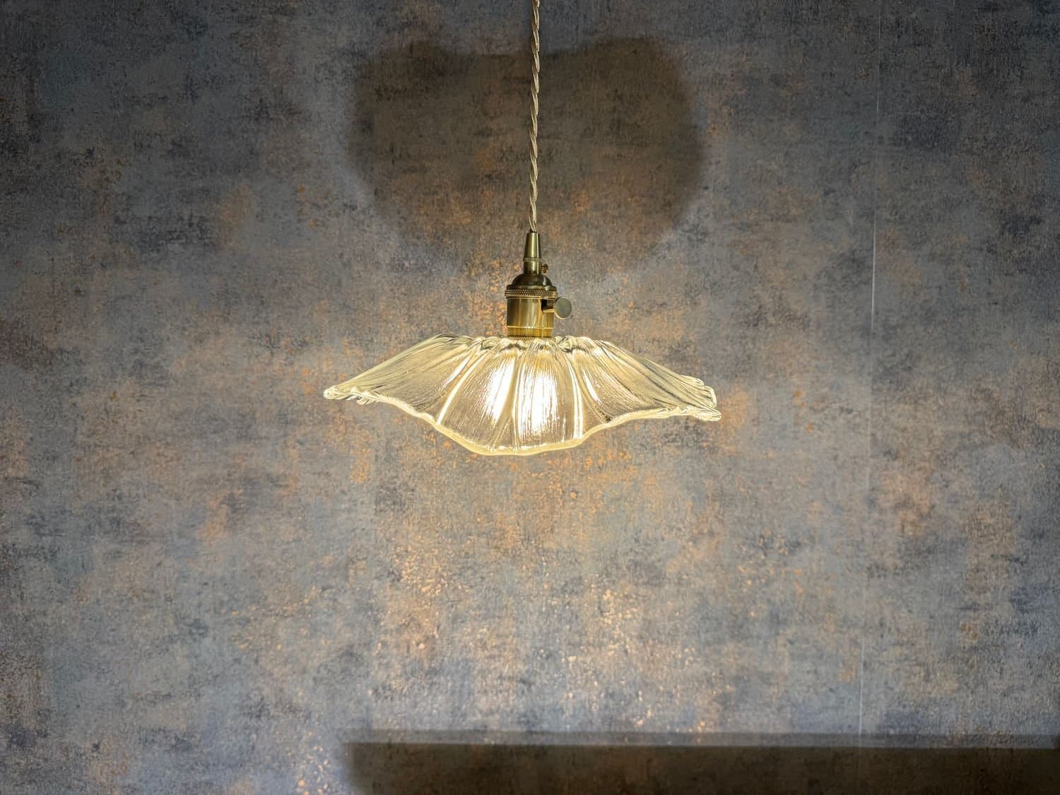 Pendellampa glas lotus Transparent Retrodesign