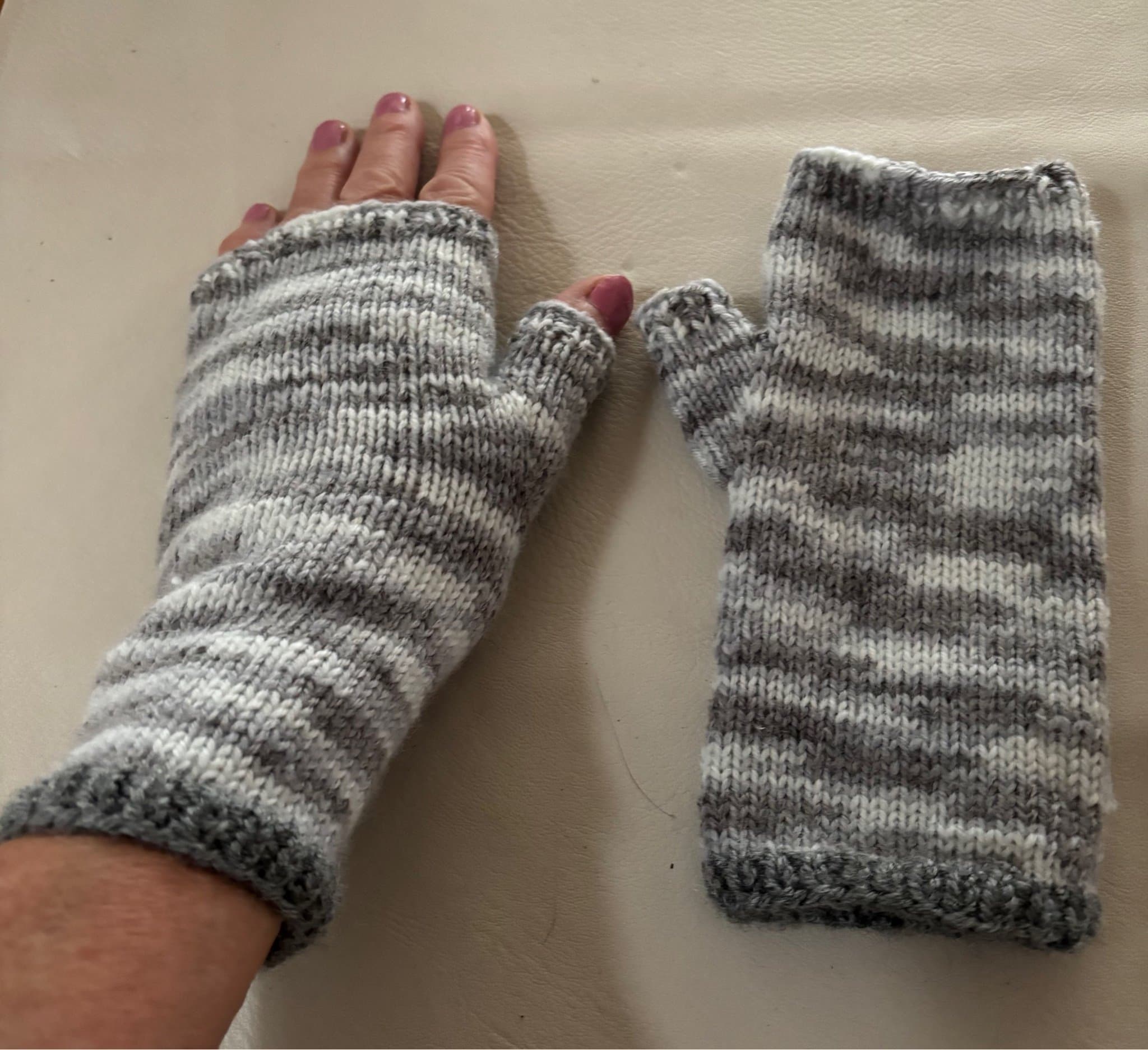 Nystickade grå torgvantar/pulsvärmare i stl. S/M