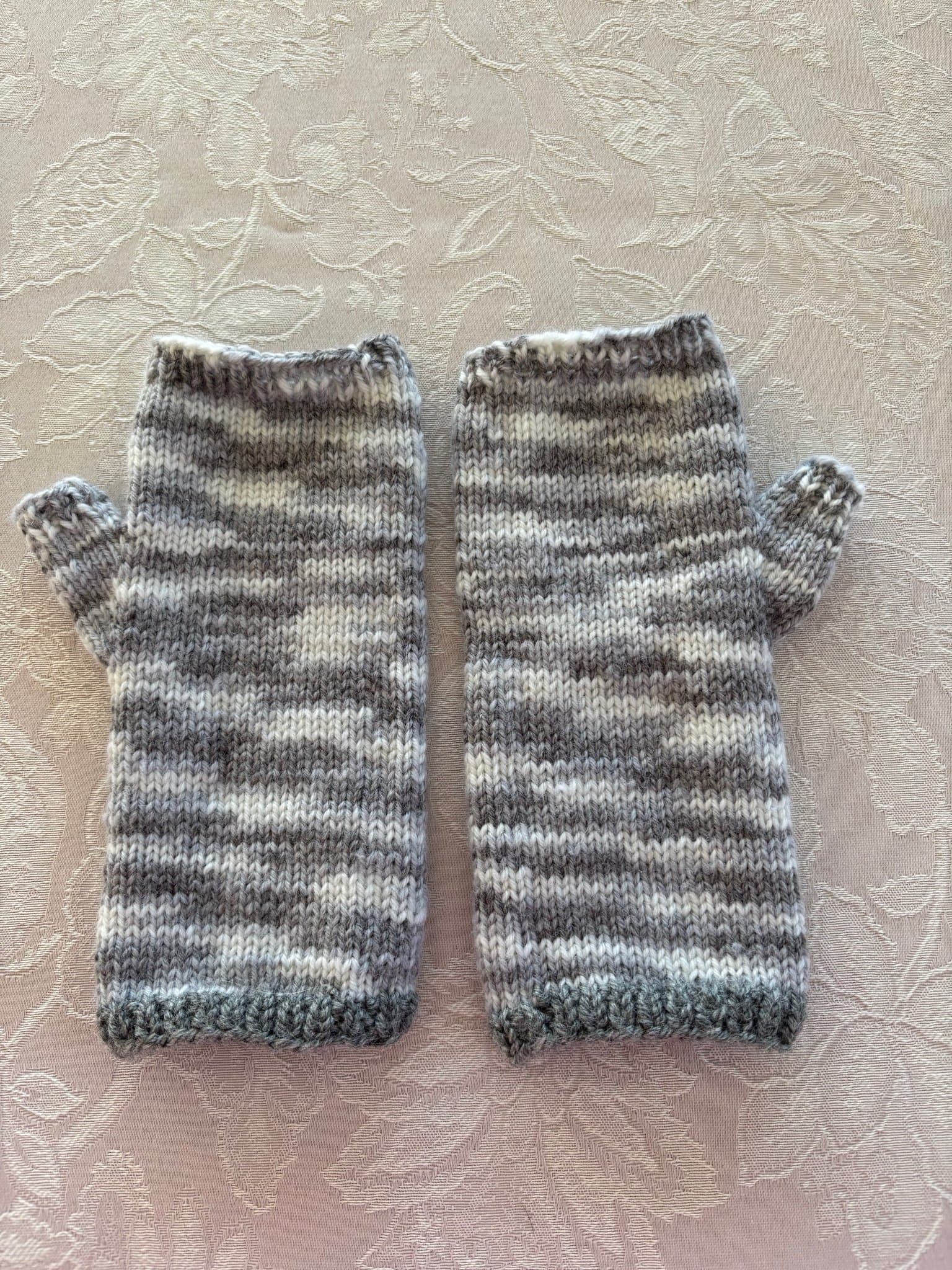 Nystickade grå torgvantar/pulsvärmare i stl. S/M