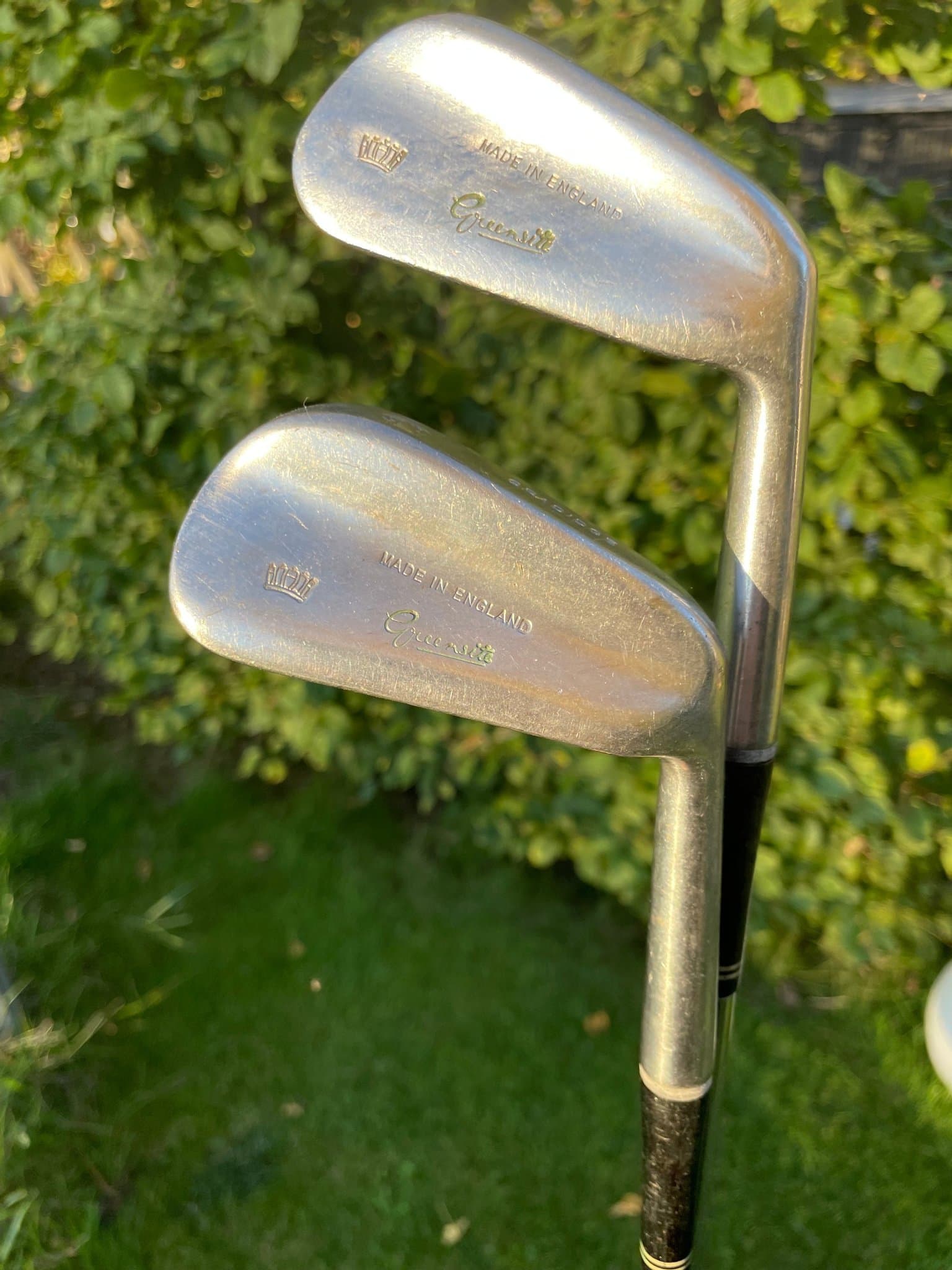 2 antika engelska järnklubbor nr 4 och 6