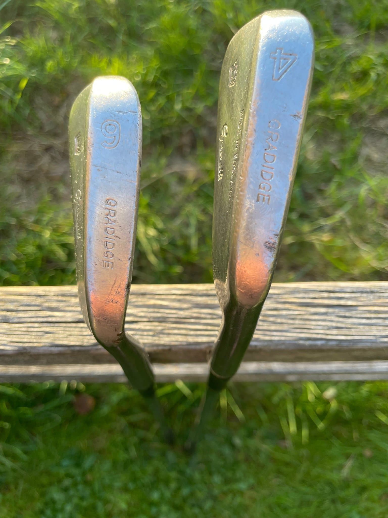 2 antika engelska järnklubbor nr 4 och 6