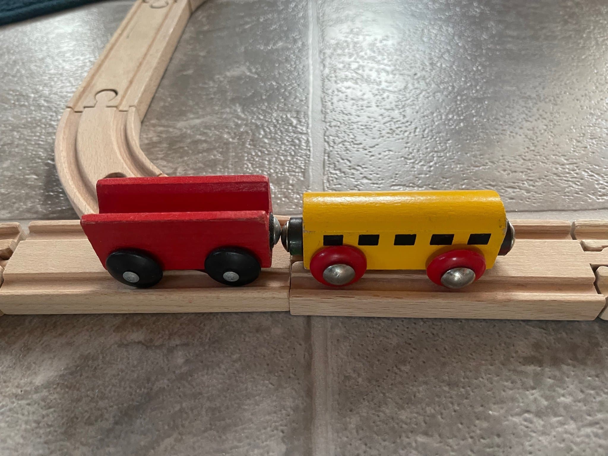 Tågbana i trä med vagnar tror det är BRIO