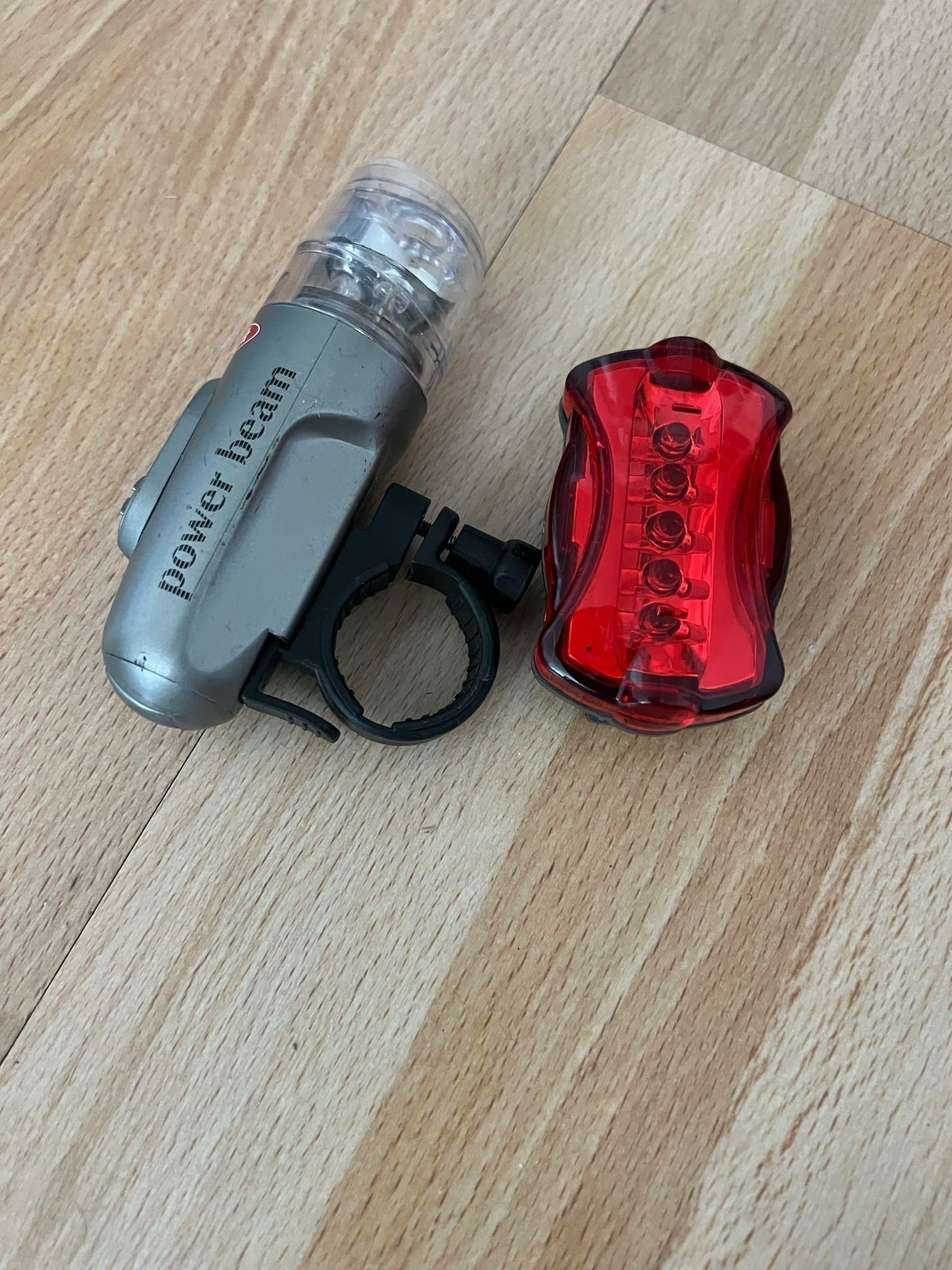 Cykelhjälm, Pedaler och Ljus