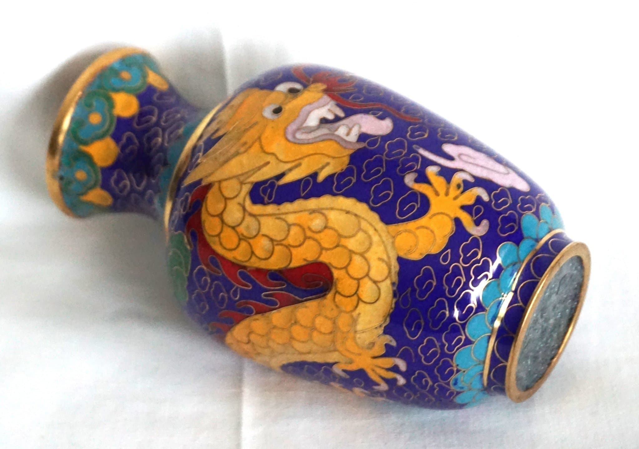 Fin vas med drakmönster i cloisonne med fina färger.