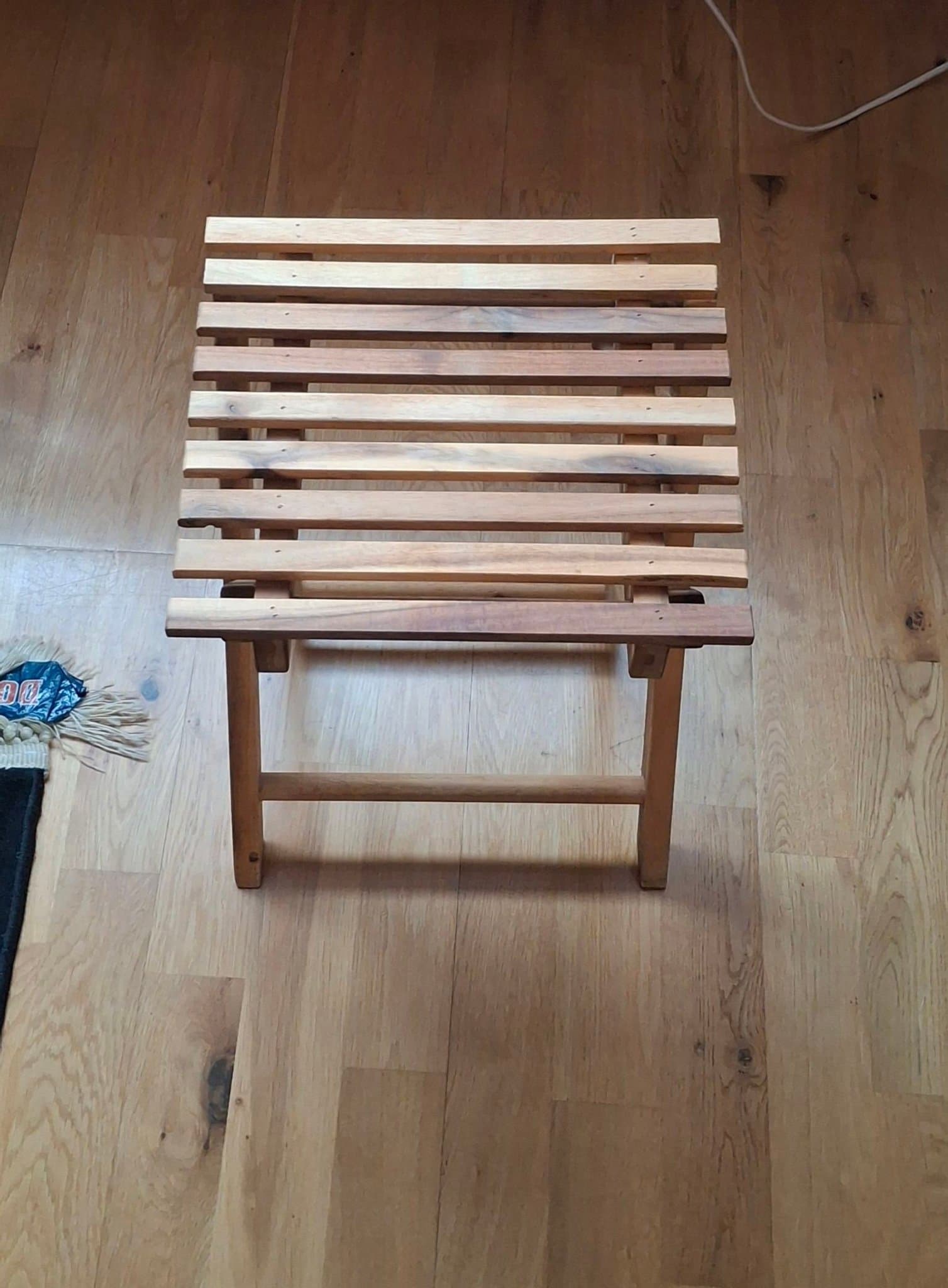 Hopfällbar pall i trä