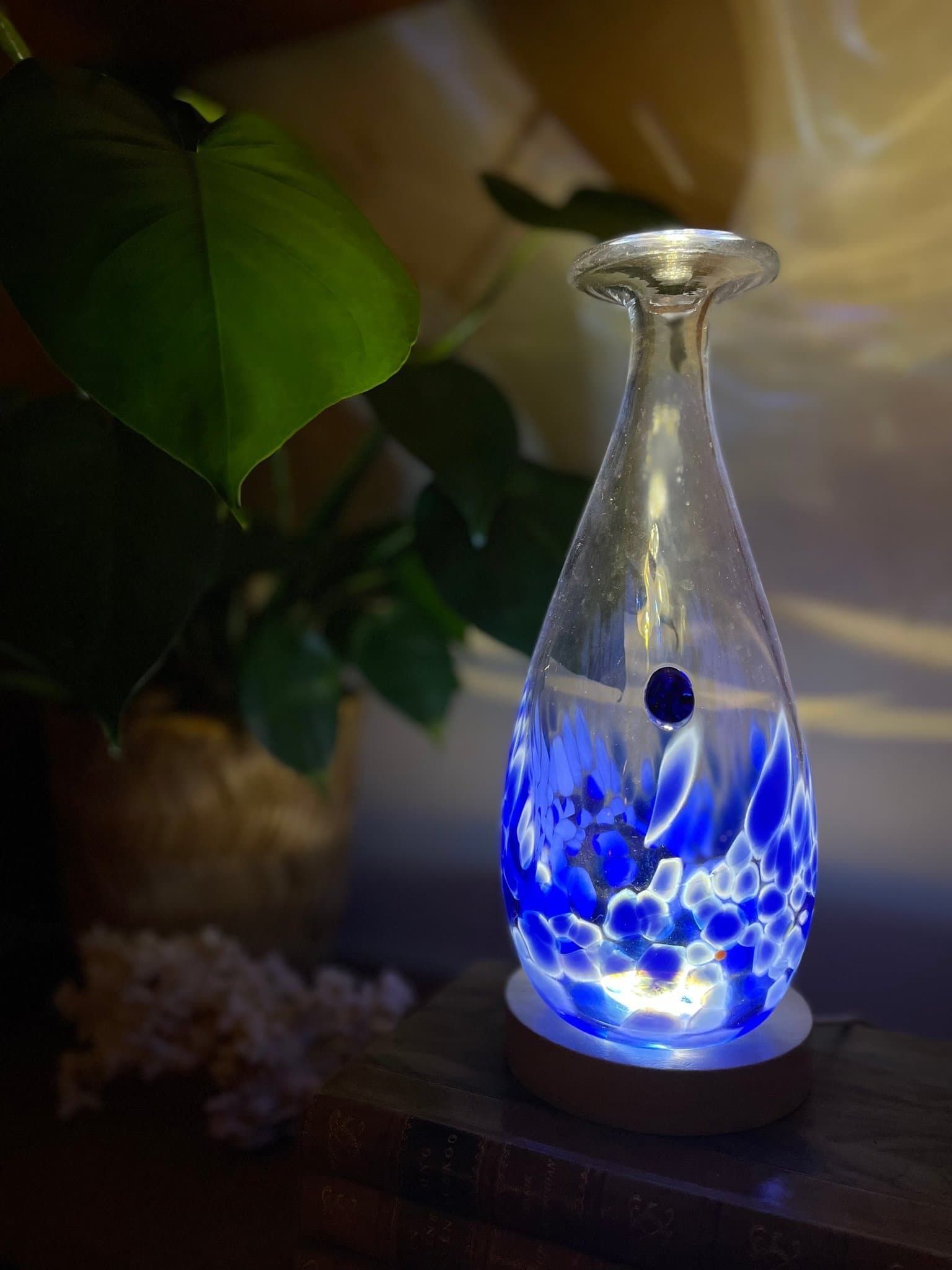 Blå glasvas som lampa – Dalsland Glasbruk – Signerad – LED-lampfot ingår