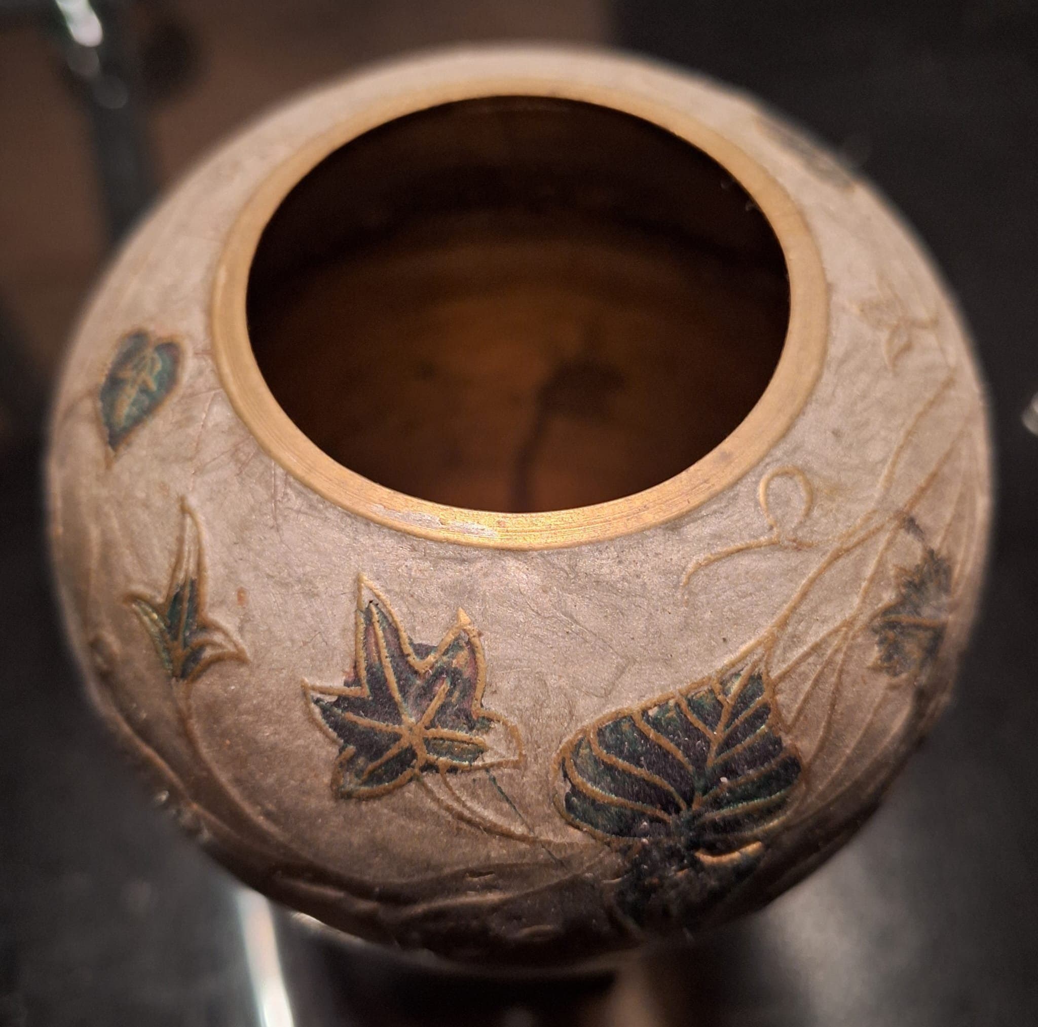 Dekorativ Vas med Svanar och Lövmotiv