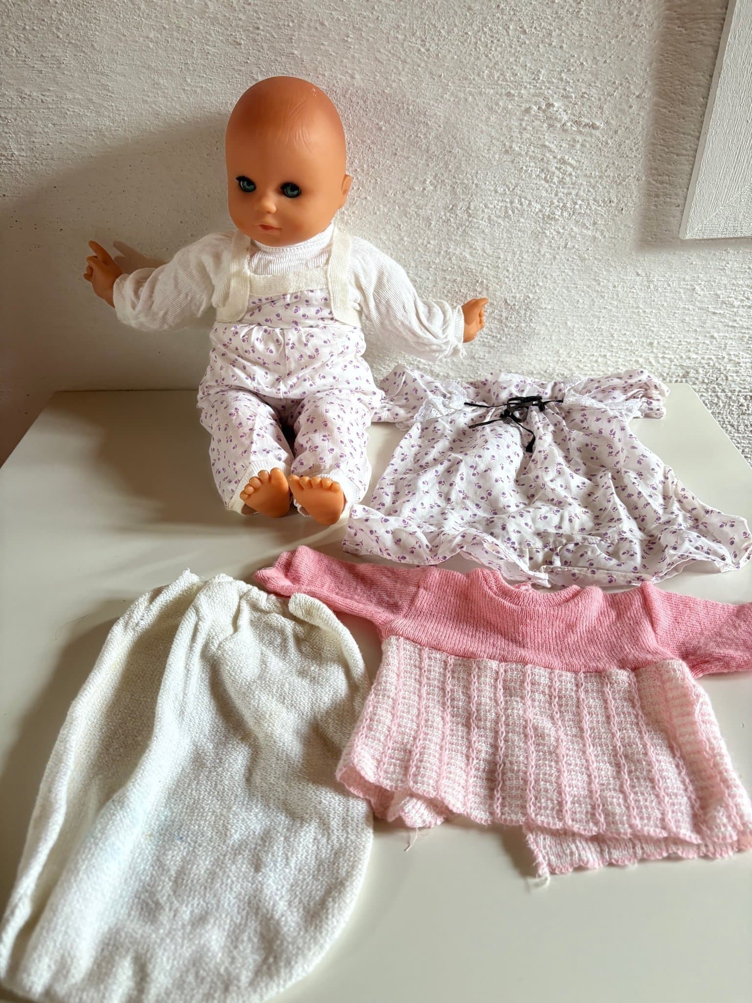 Babydocka med kläder ca 47 cm lång