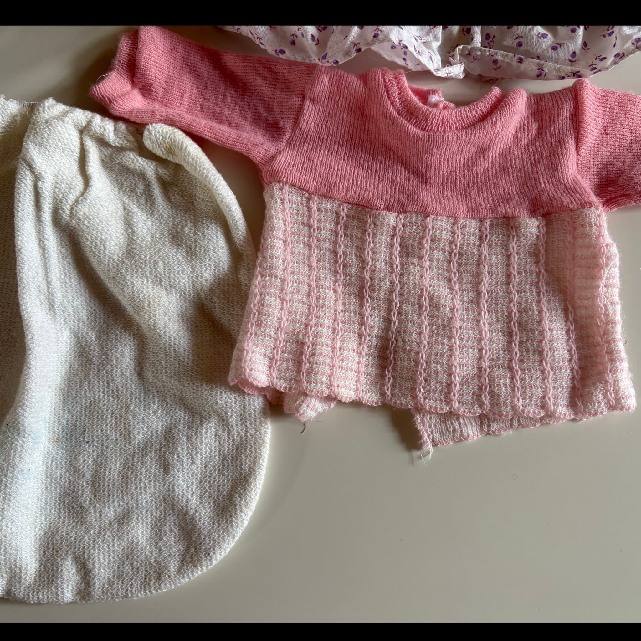 Babydocka med kläder ca 47 cm lång