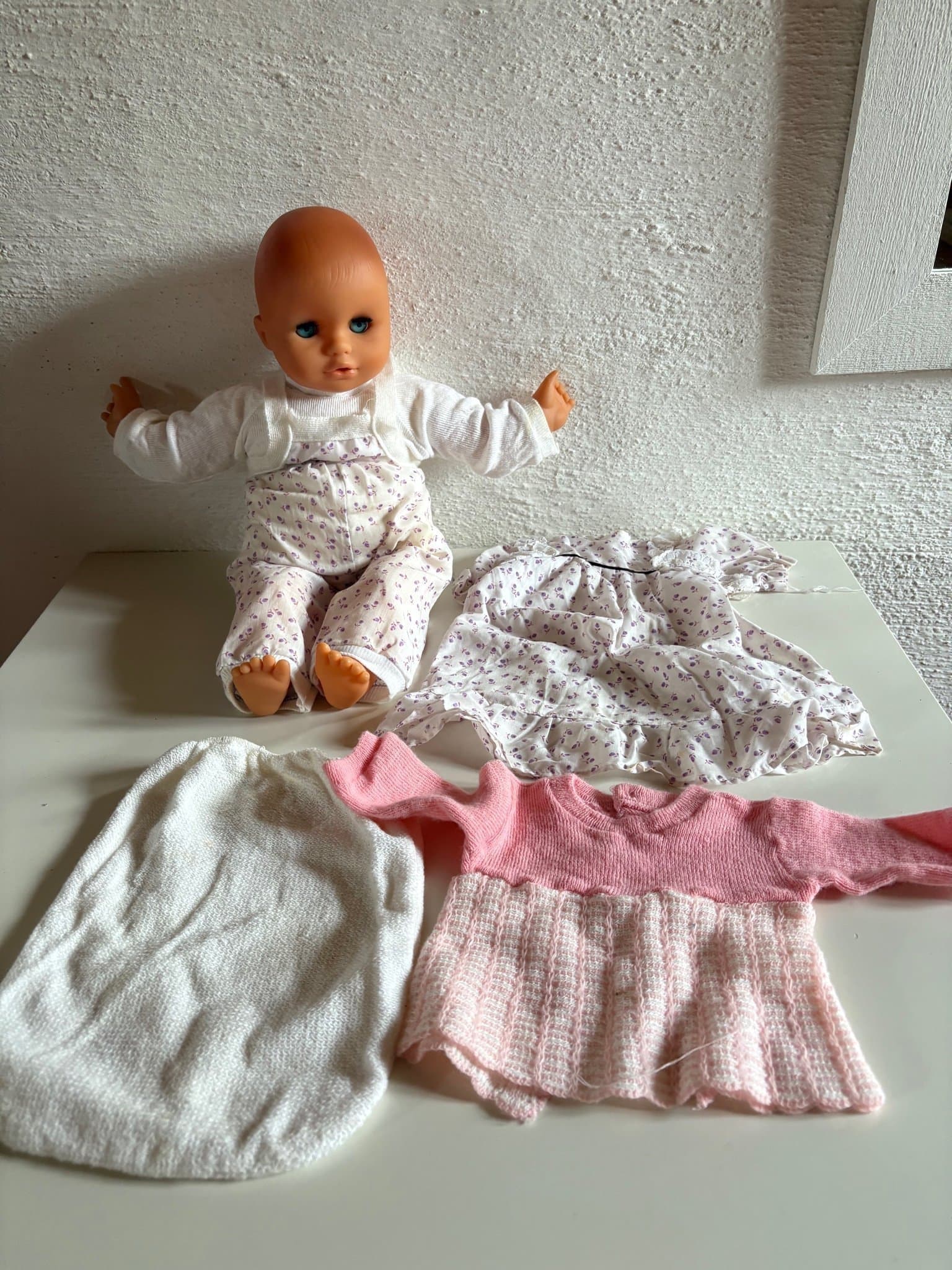 Babydocka med kläder ca 47 cm lång