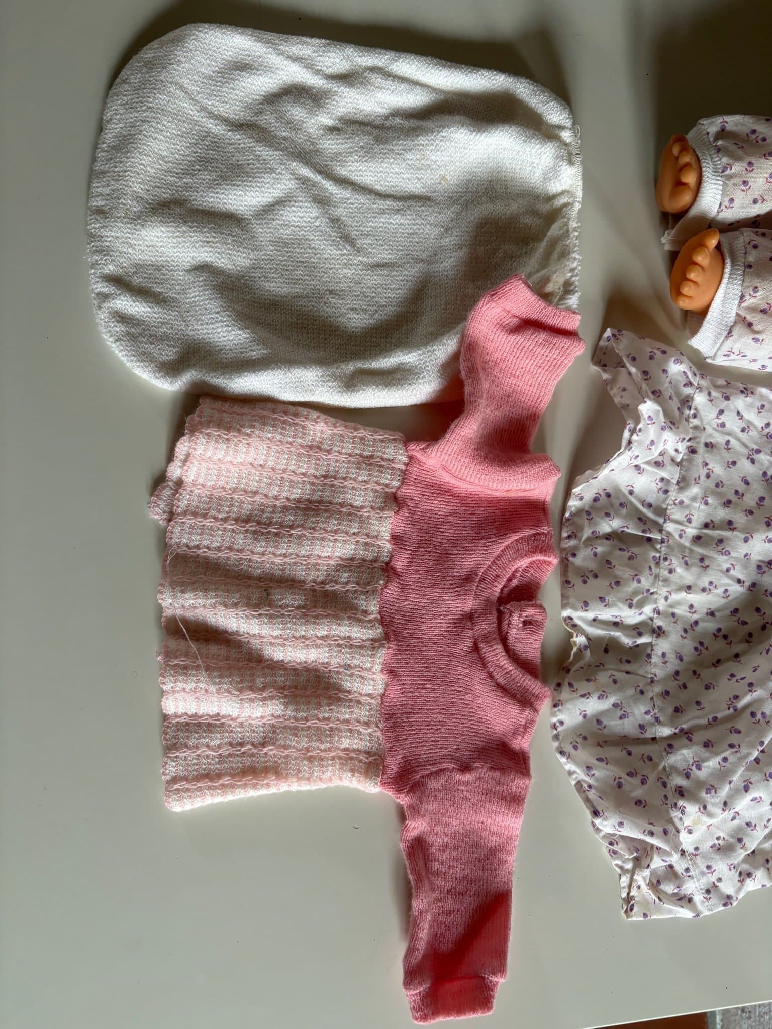 Babydocka med kläder ca 47 cm lång