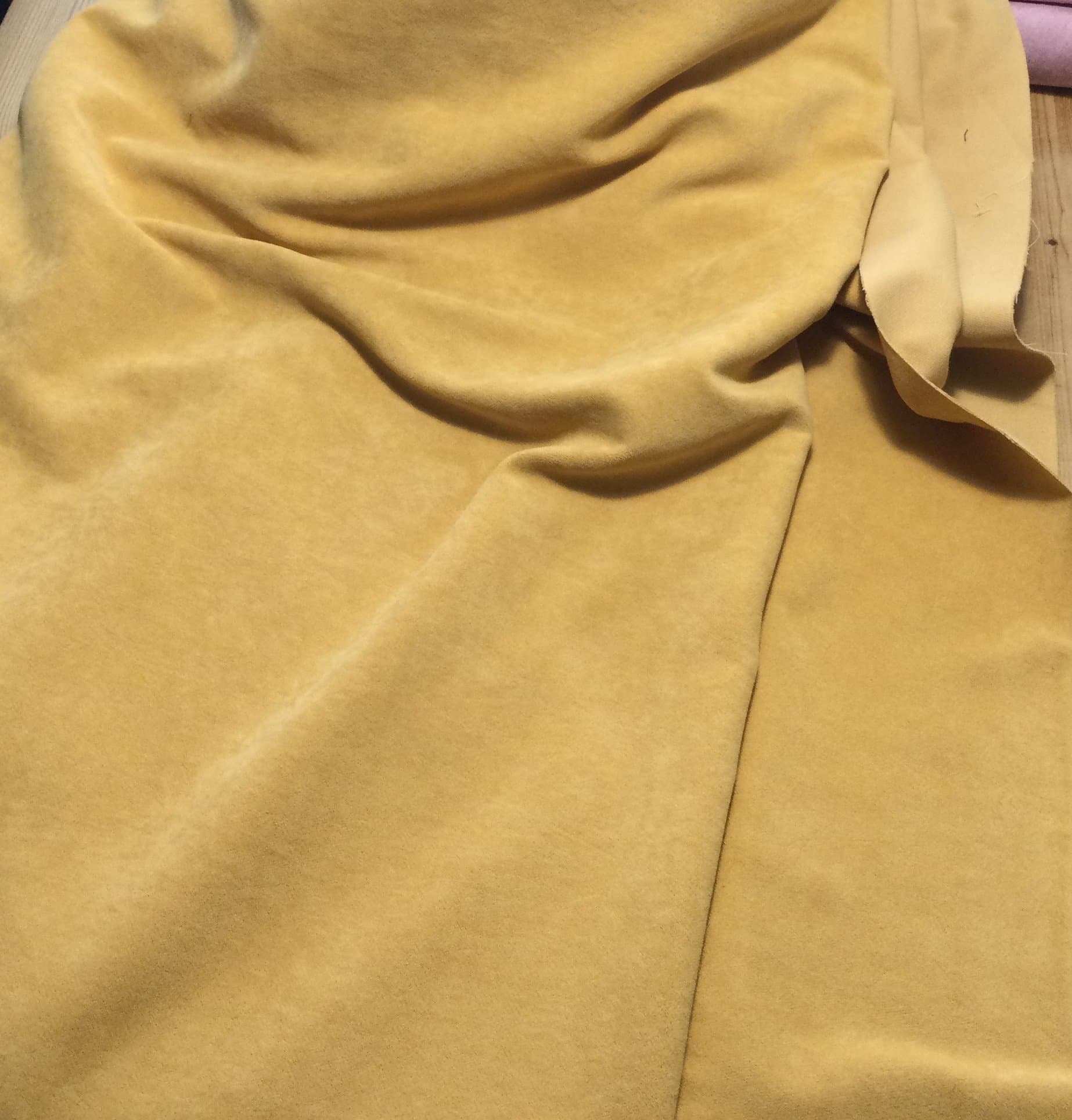 ÖVER 4 m NYTT Senapsgult sammetstyg möbeltyg ,omklädnad SE beskrivning!
