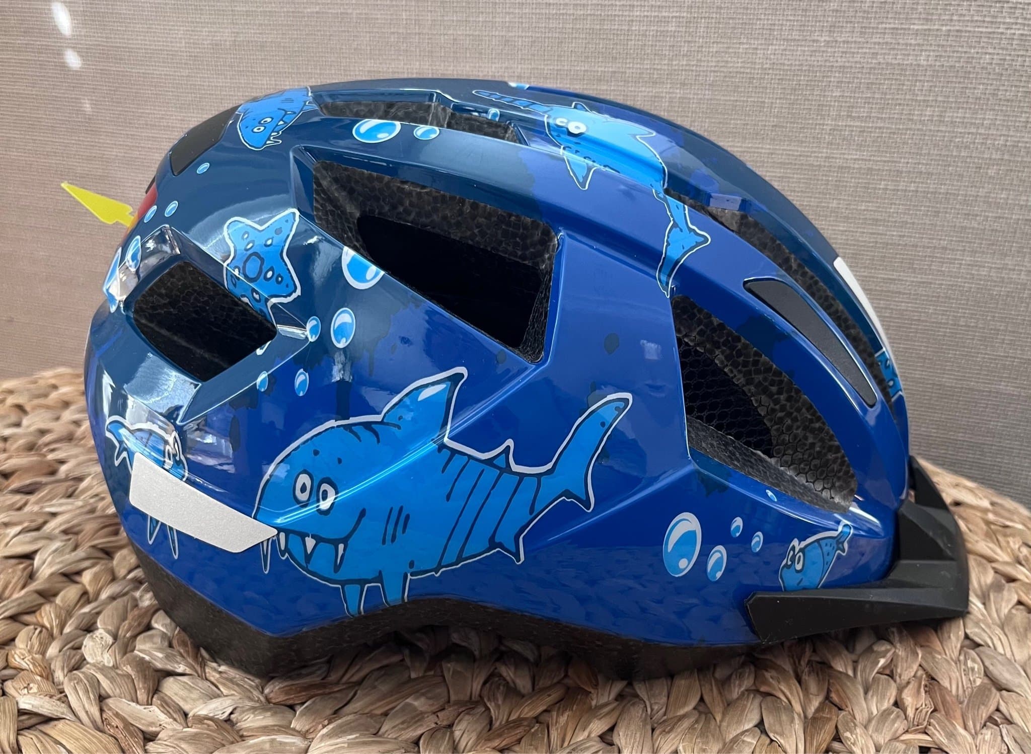 Barncykelhjälm, blå med hajar, strl XS (46-51 cm)