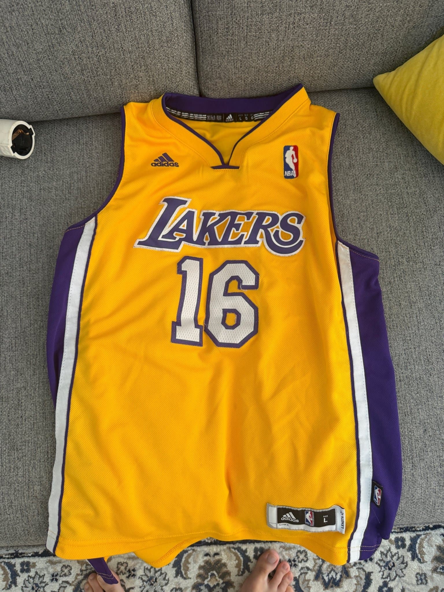 Adidas gult, lila basketlinne, storlek L