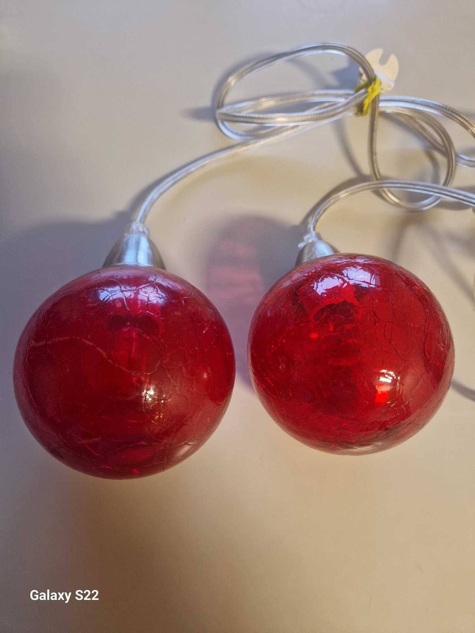 Dekorativ ljusslinga med röda glaskulor