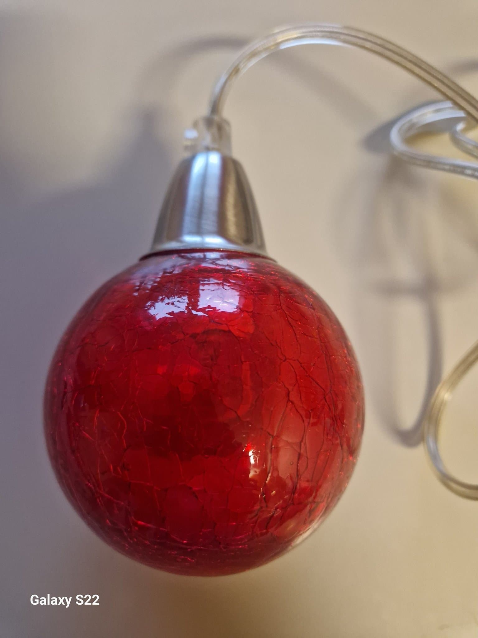 Dekorativ ljusslinga med röda glaskulor