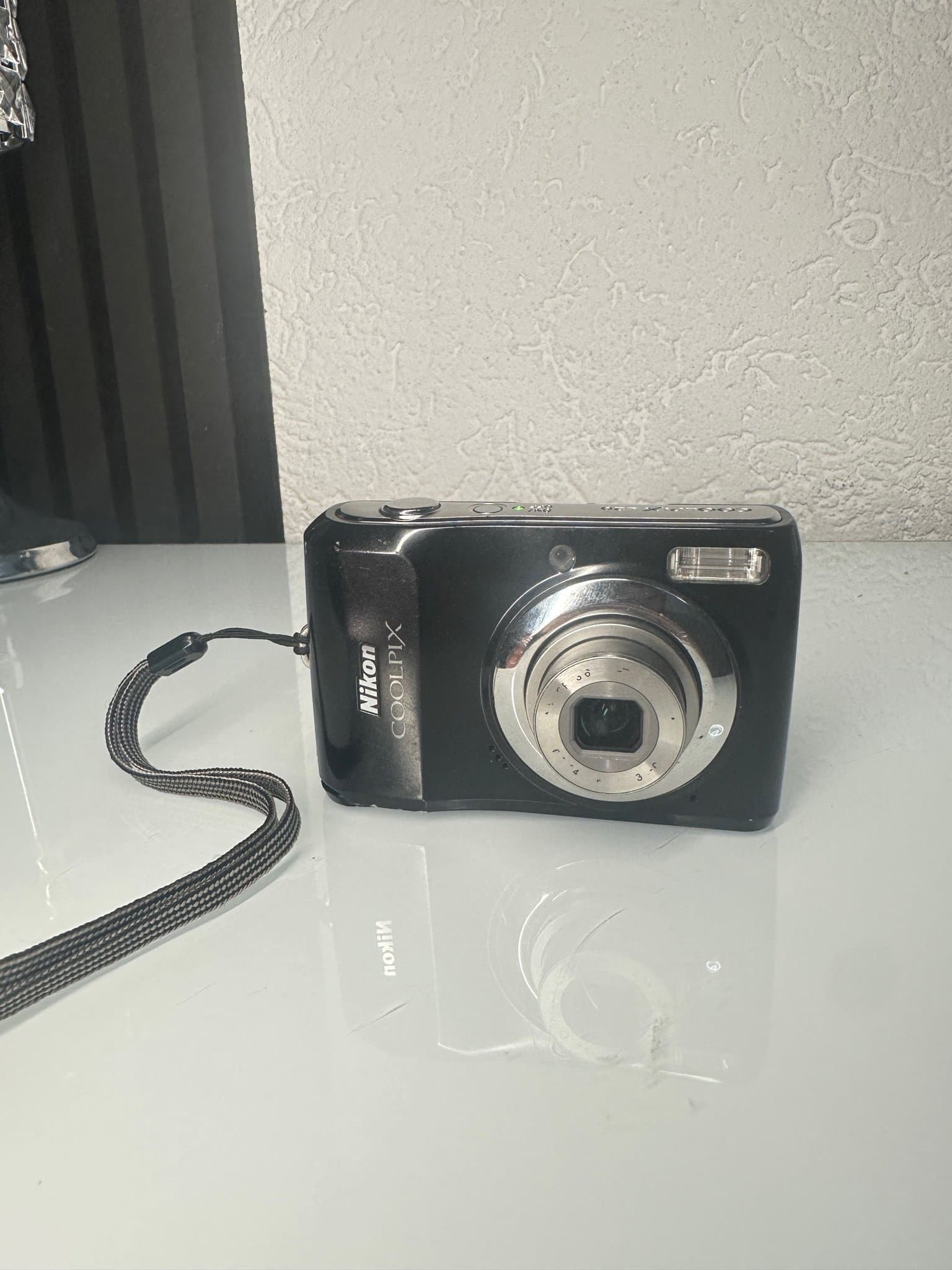 Nikon Coolpix digitalkamera svart med zoom och bärrem