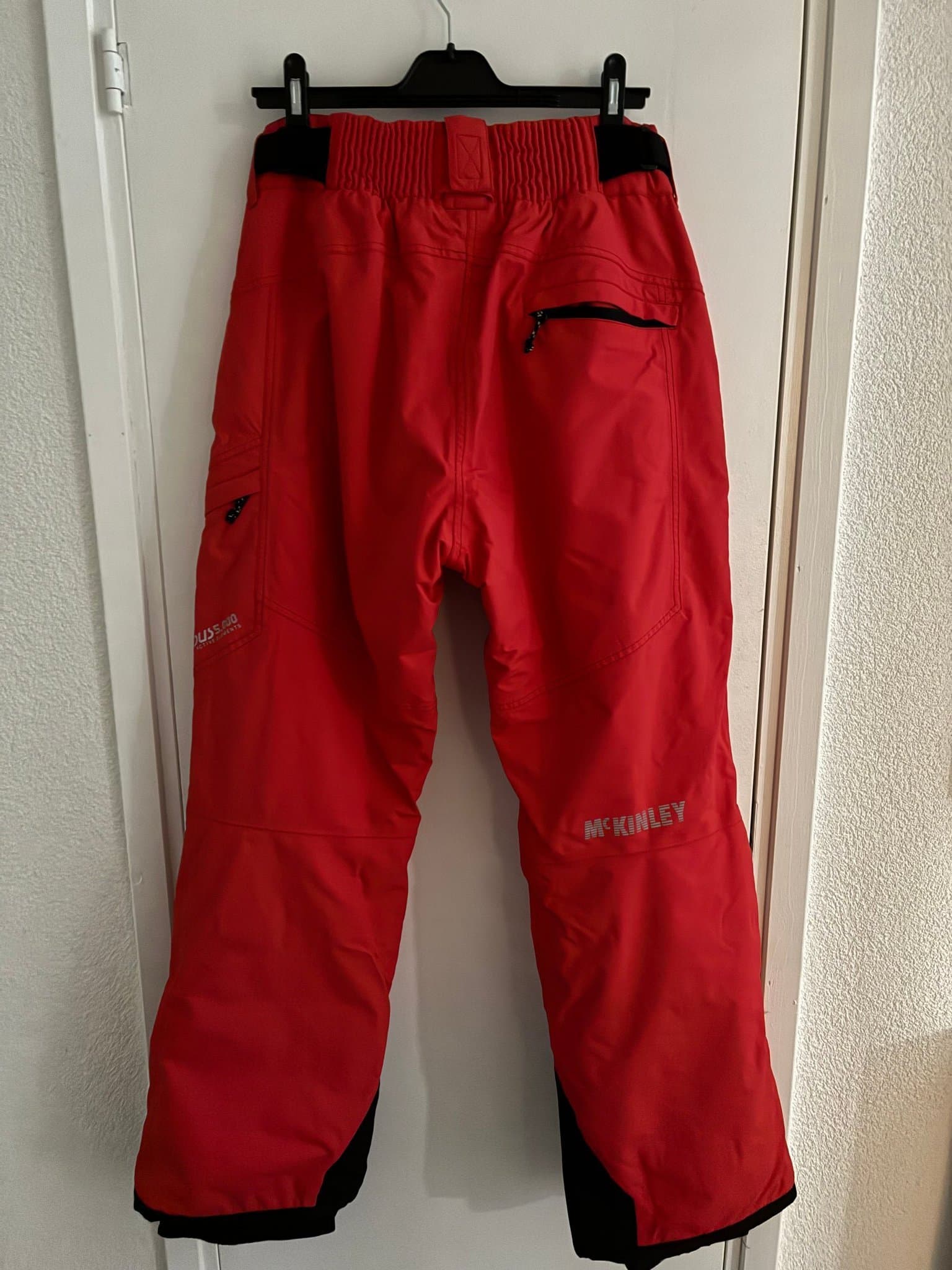 McKinley röda skidbyxor i storlek 44.
