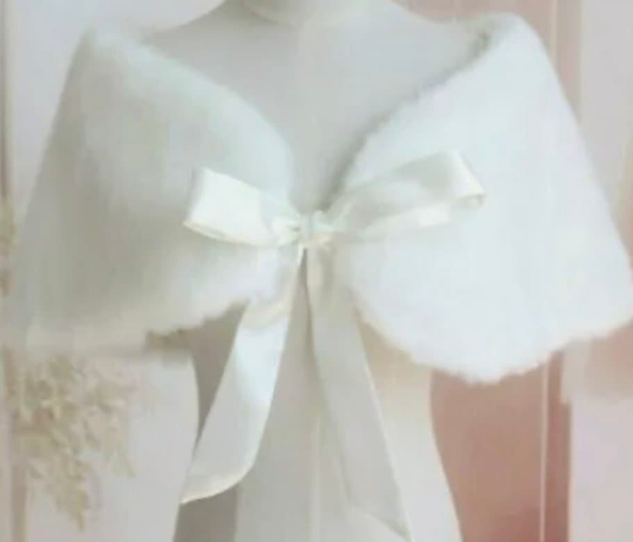 Vit fuskpäls bolero till bröllop