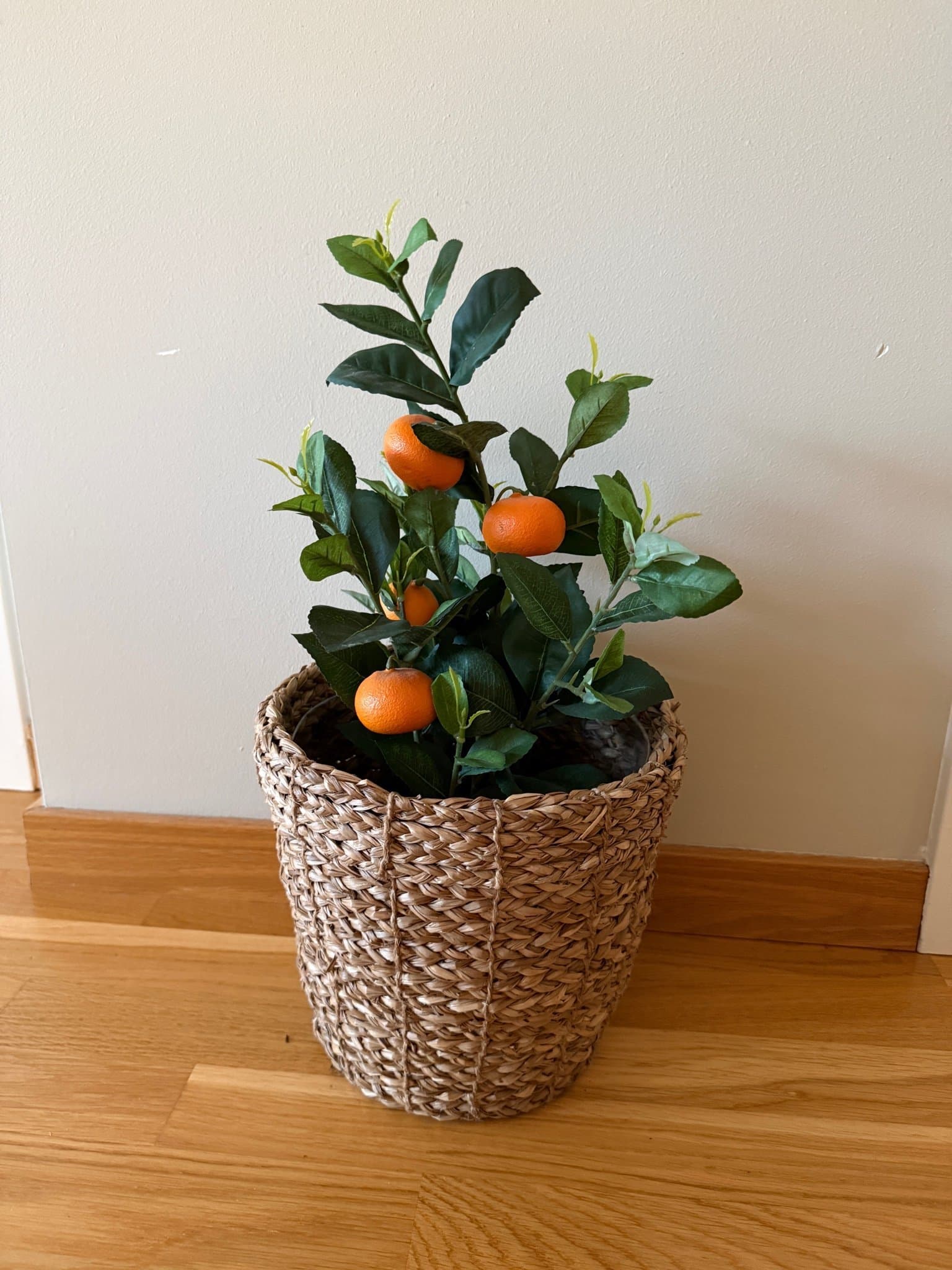 Konstgjord apelsinträd/citrusträd med korg