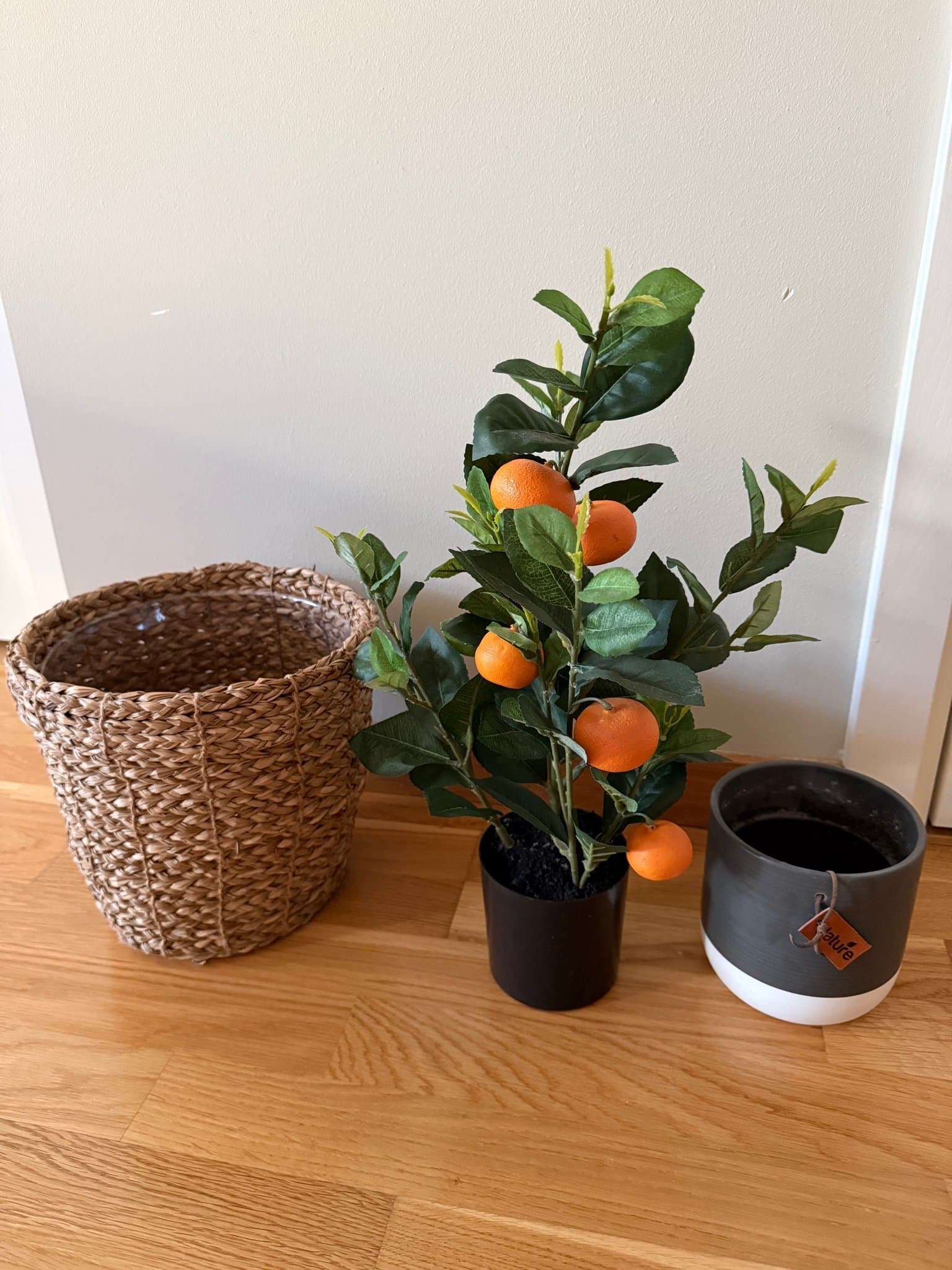 Konstgjord apelsinträd/citrusträd med korg