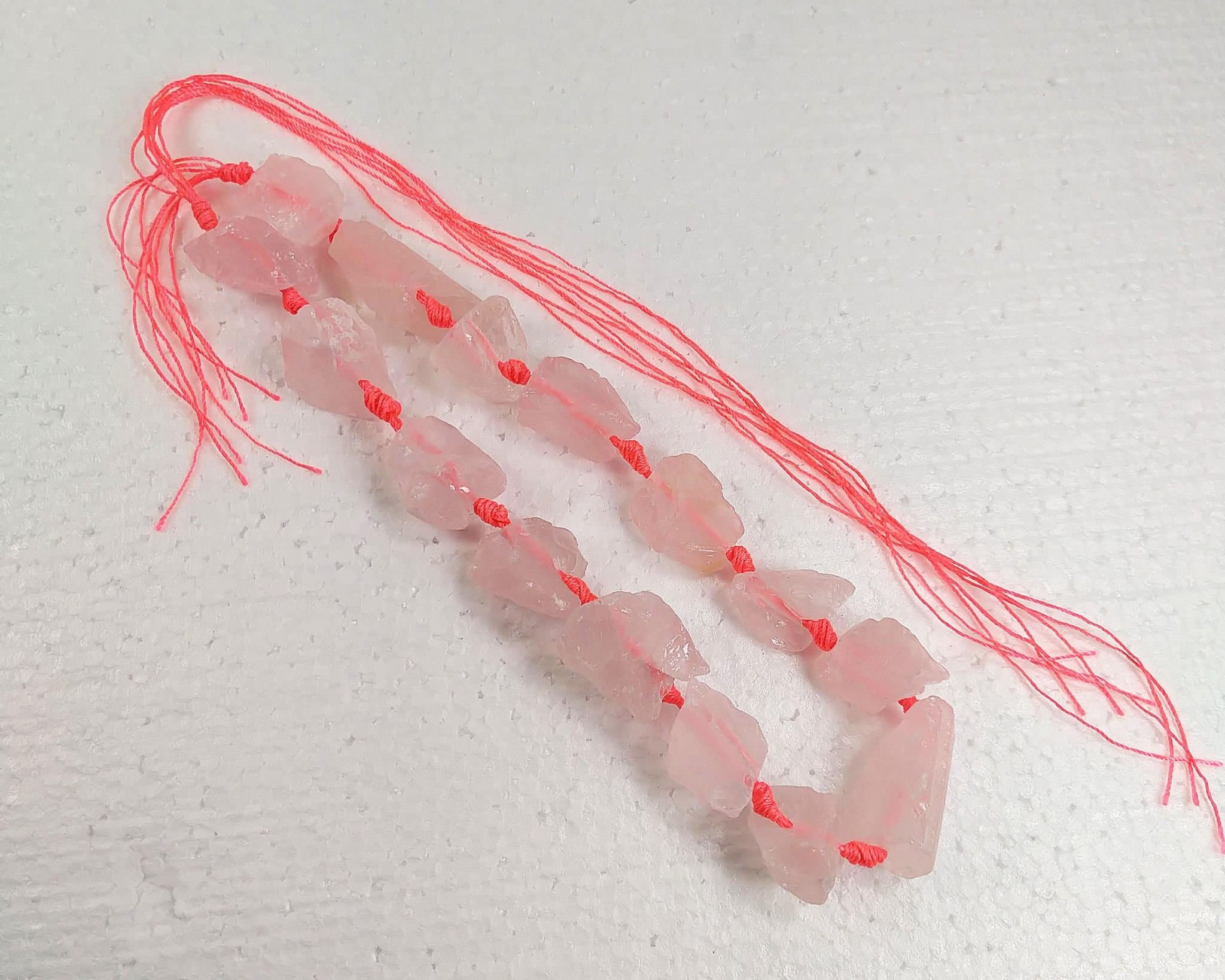 Sträng med råsten av rosenkvarts