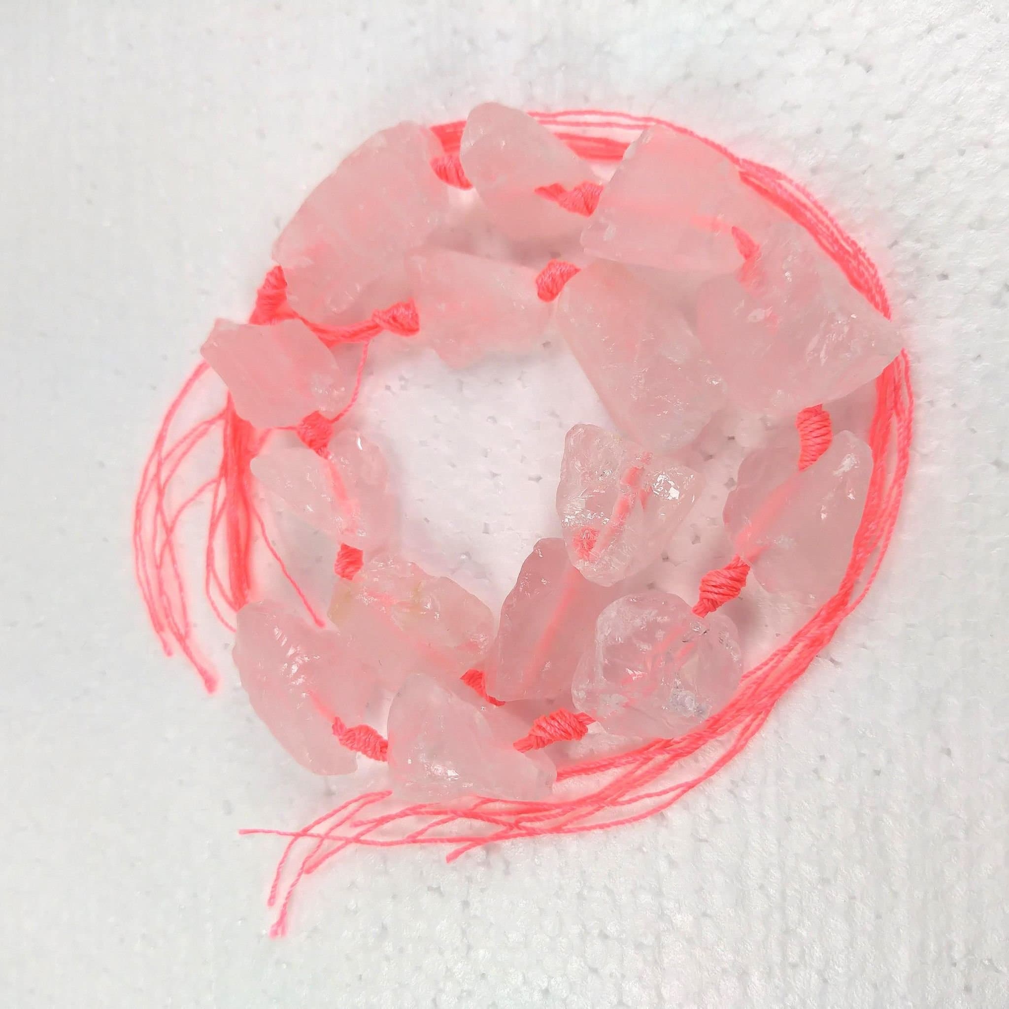 Sträng med råsten av rosenkvarts