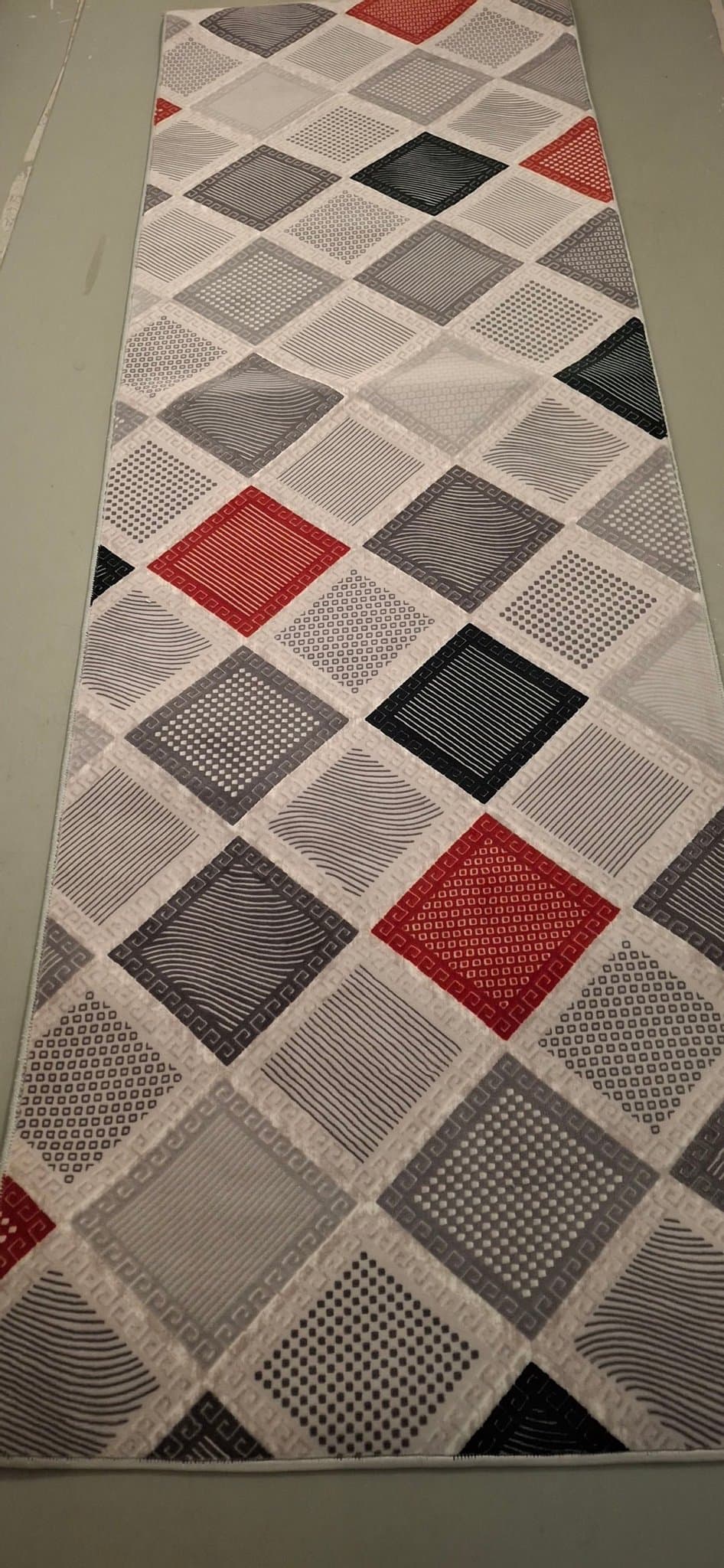 Matta 80x250cm med diamantmönster i rött, svart och grått