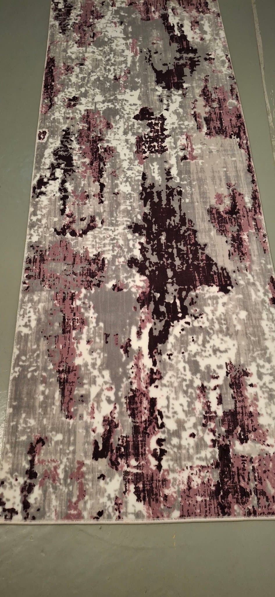 Matta 80x300 cmmed abstrakt mönster i grått, vitt och lila