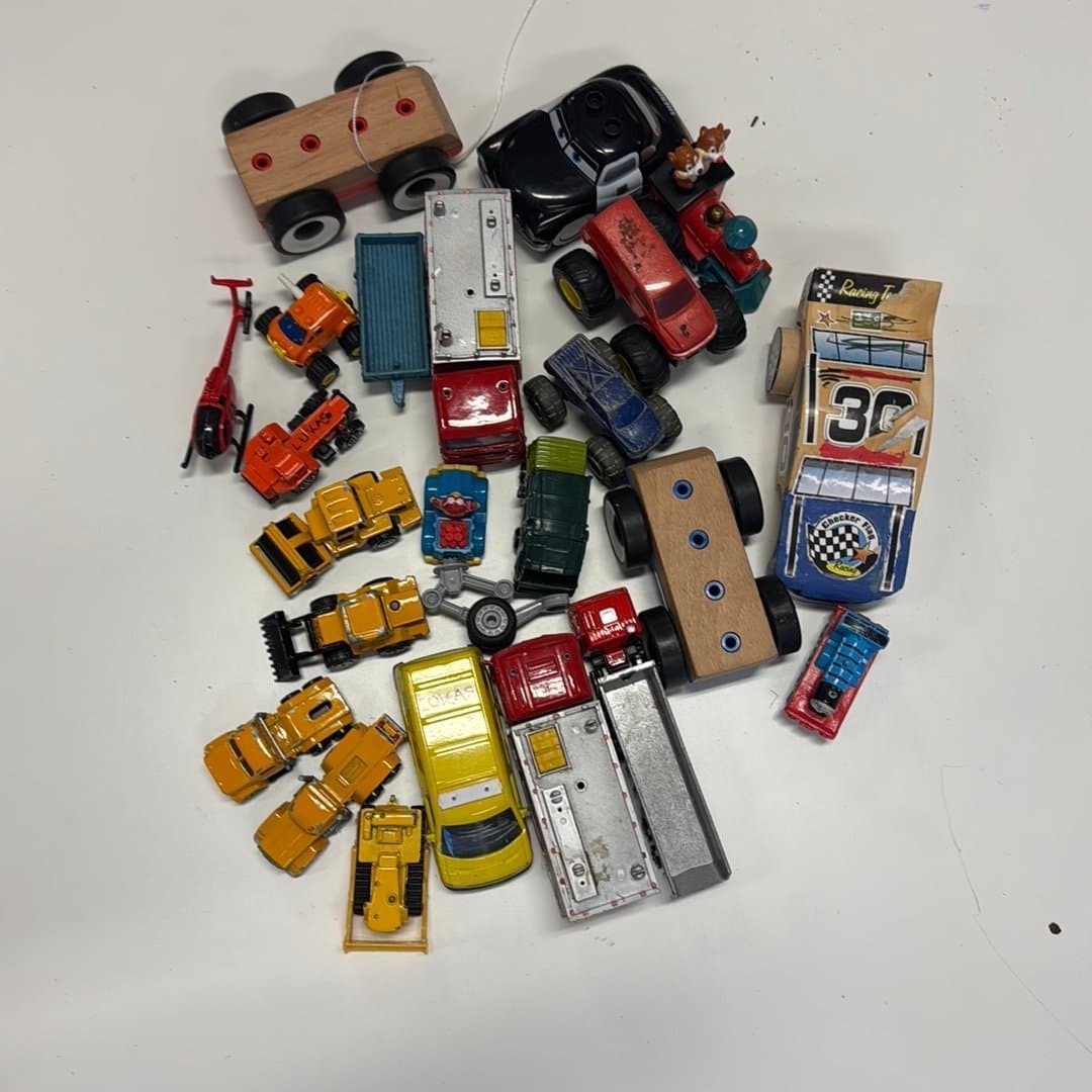 Stor samling leksaksfordon: bilar, lastbilar, helikopter