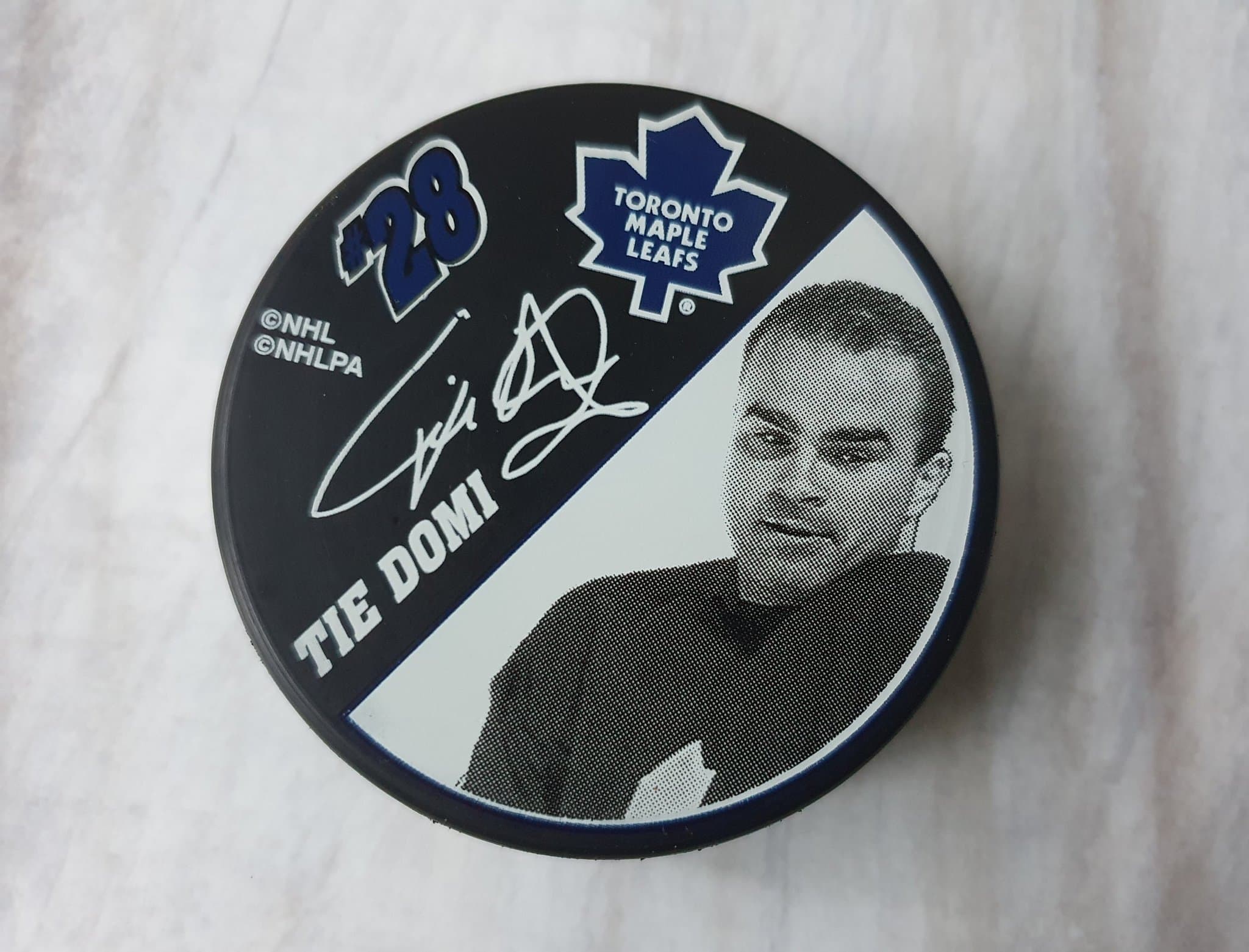 Ishockeypuck med autograf från Tie Domi