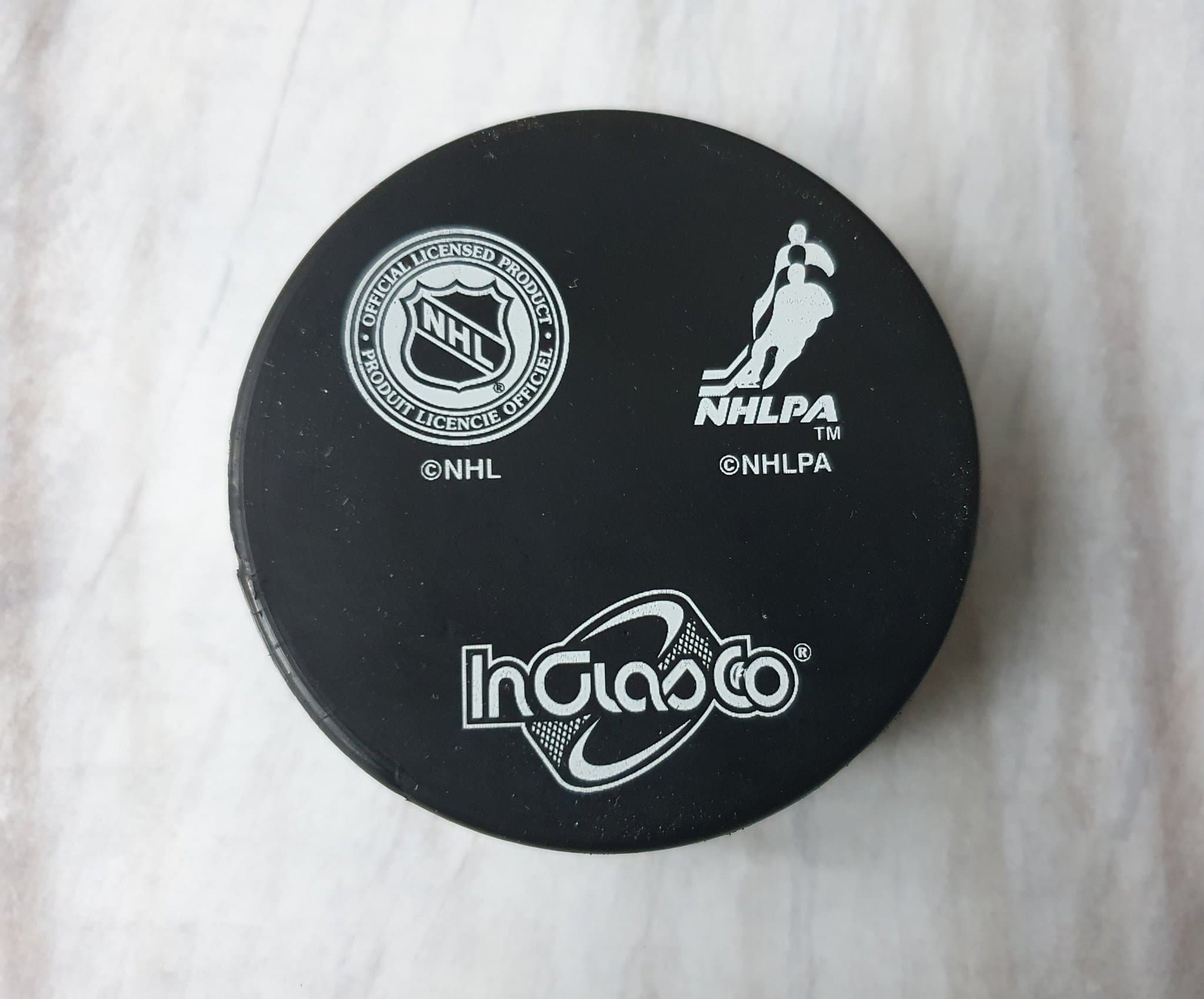 Ishockeypuck med autograf från Tie Domi