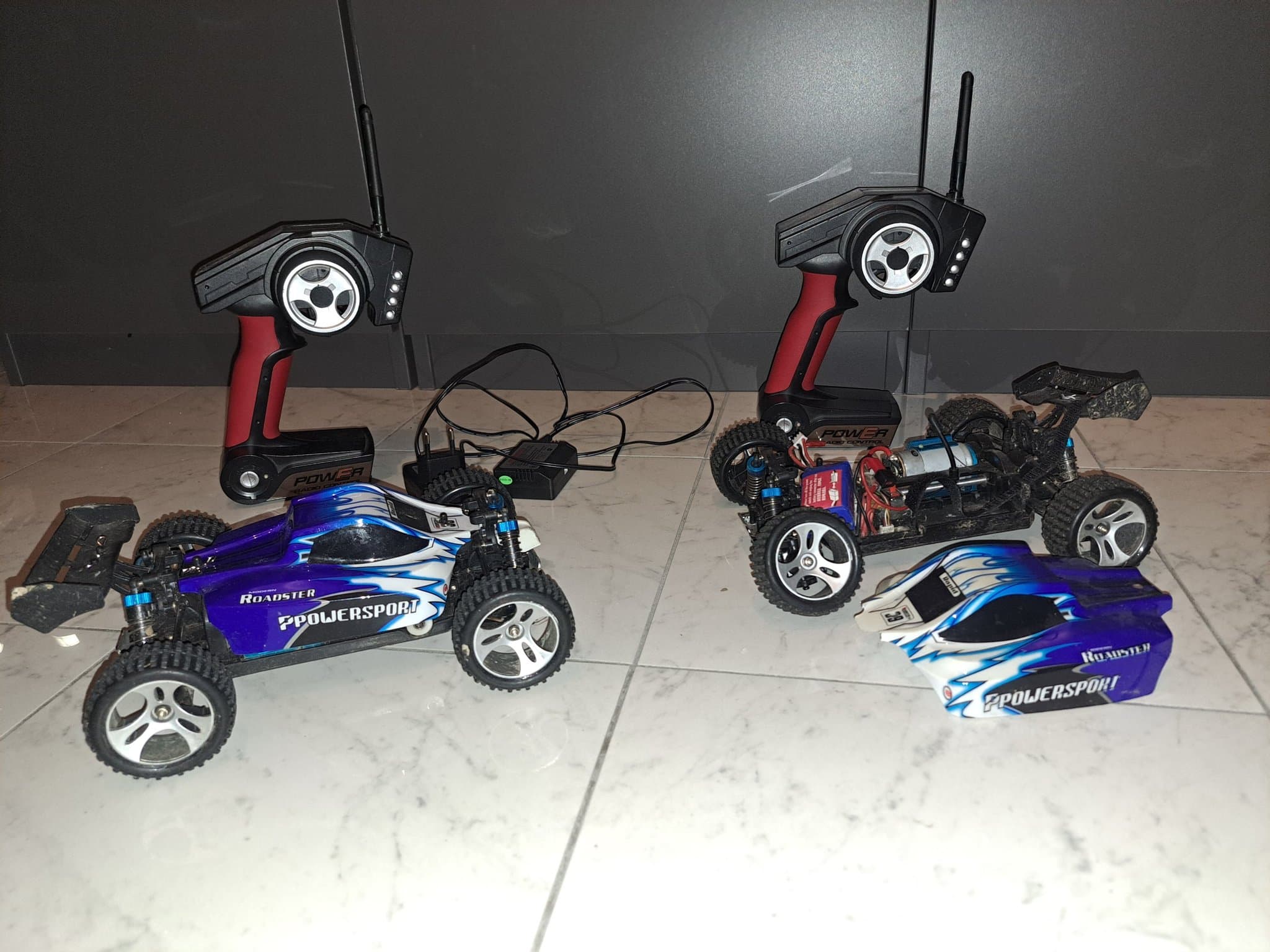 Radiostyrda bilar med fjärrkontroller och laddare