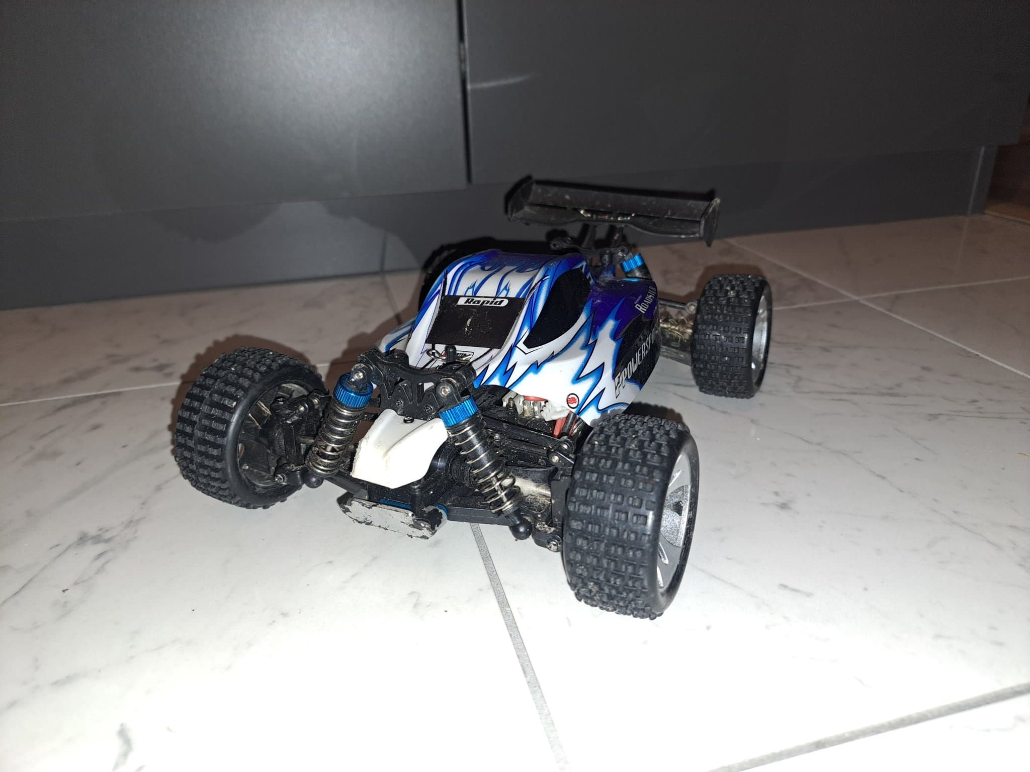 Radiostyrda bilar med fjärrkontroller och laddare