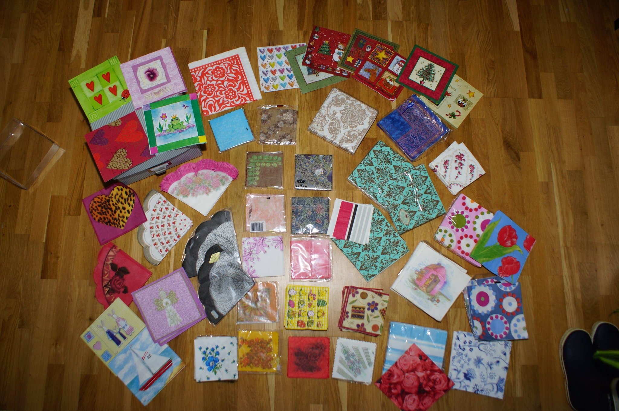 Stor låda med NYA servetter till decoupage många olika motiv och färger