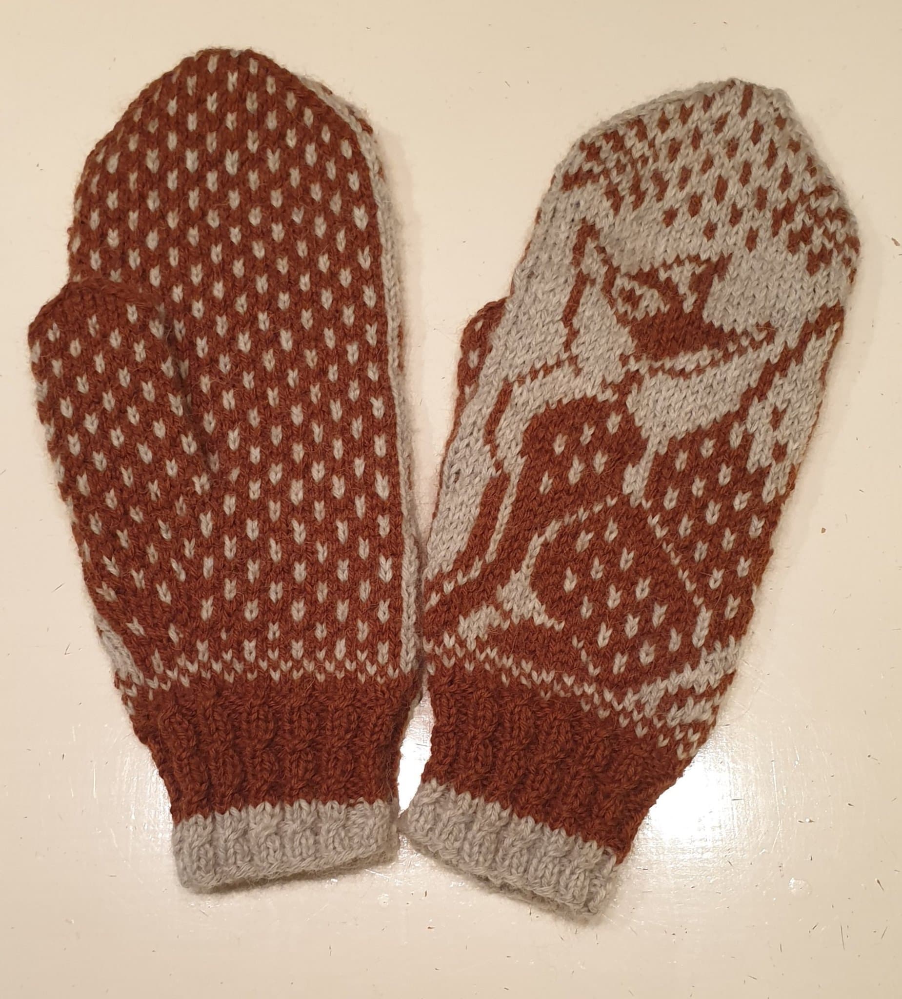 Handstickade vantar med Räv-motiv, brun, grå vantar