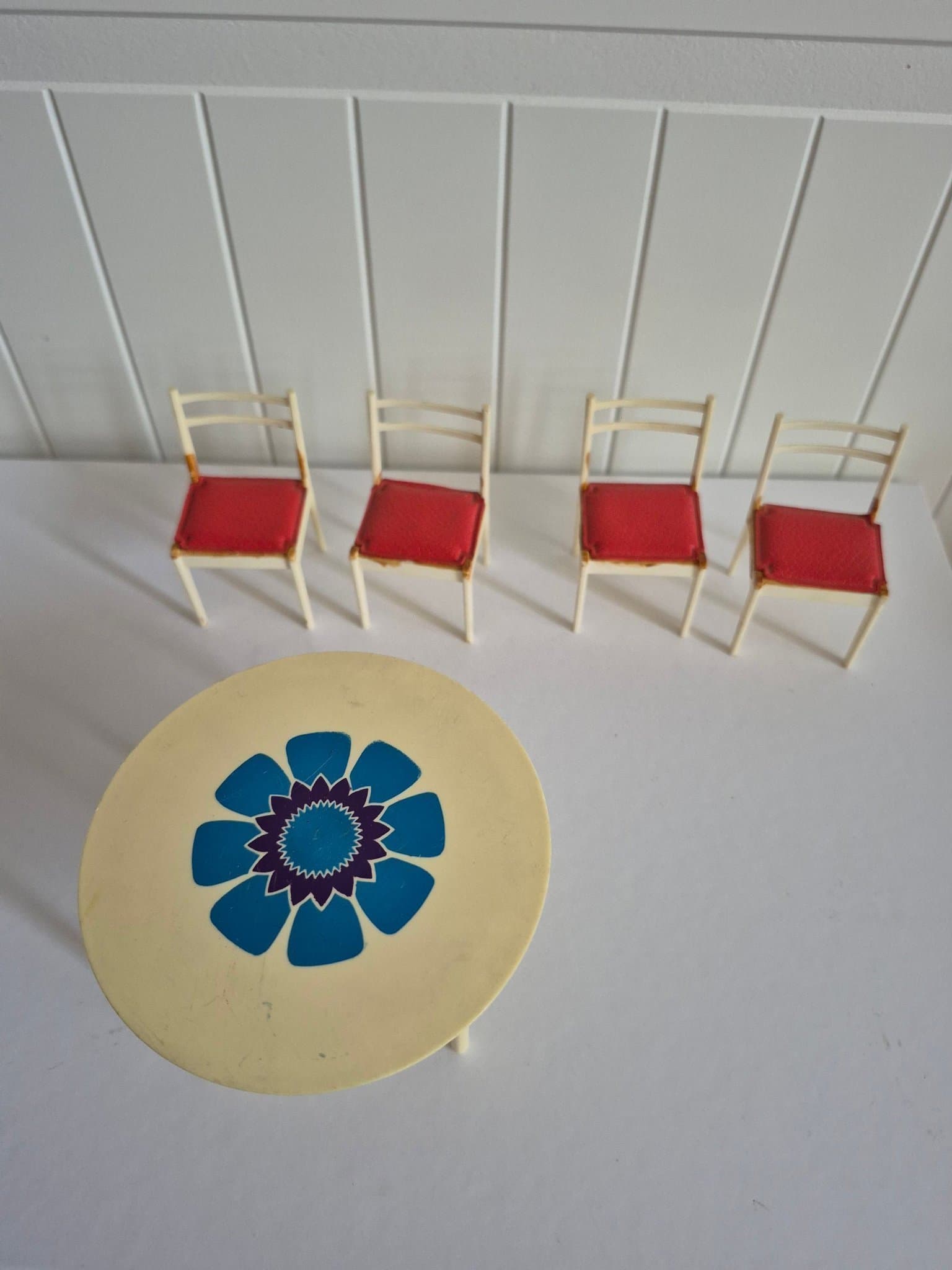 EUROPA Dockhusmöbler 1:16, matbord & 4 stolar