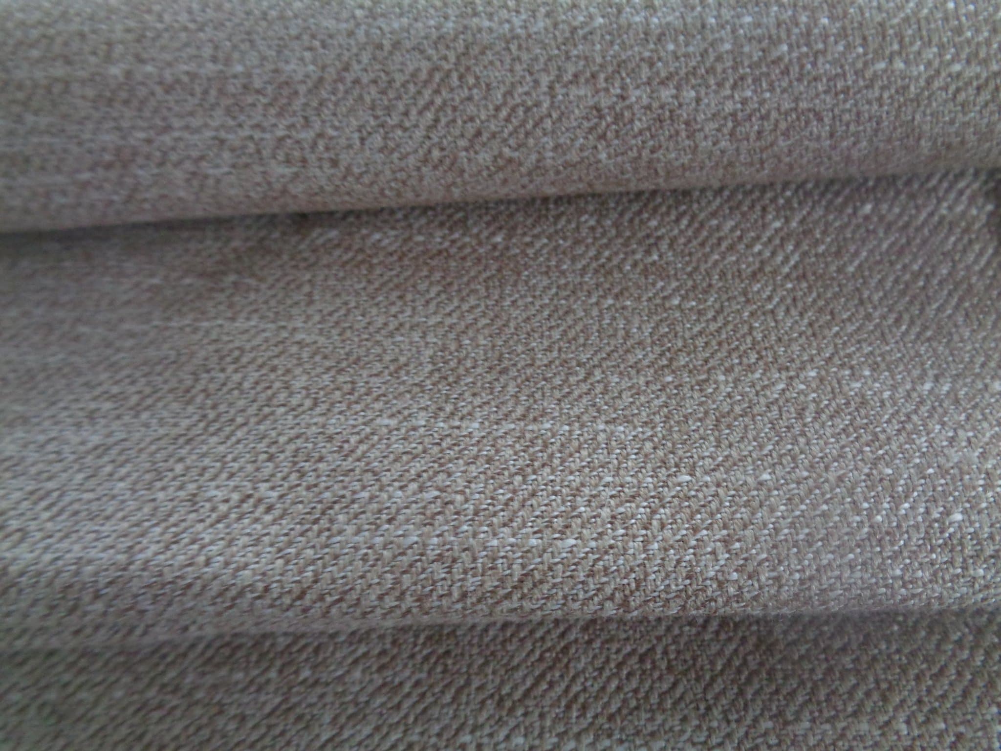 MÖBELTYG I LÄTT BRUN NYANS