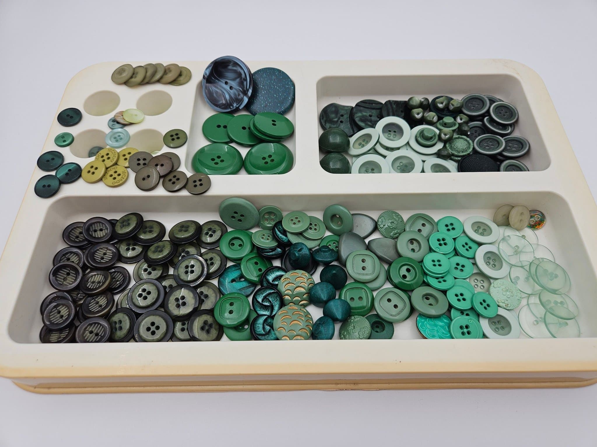 Grön vintage knappmix – blandade knappar för sömnad & pyssel