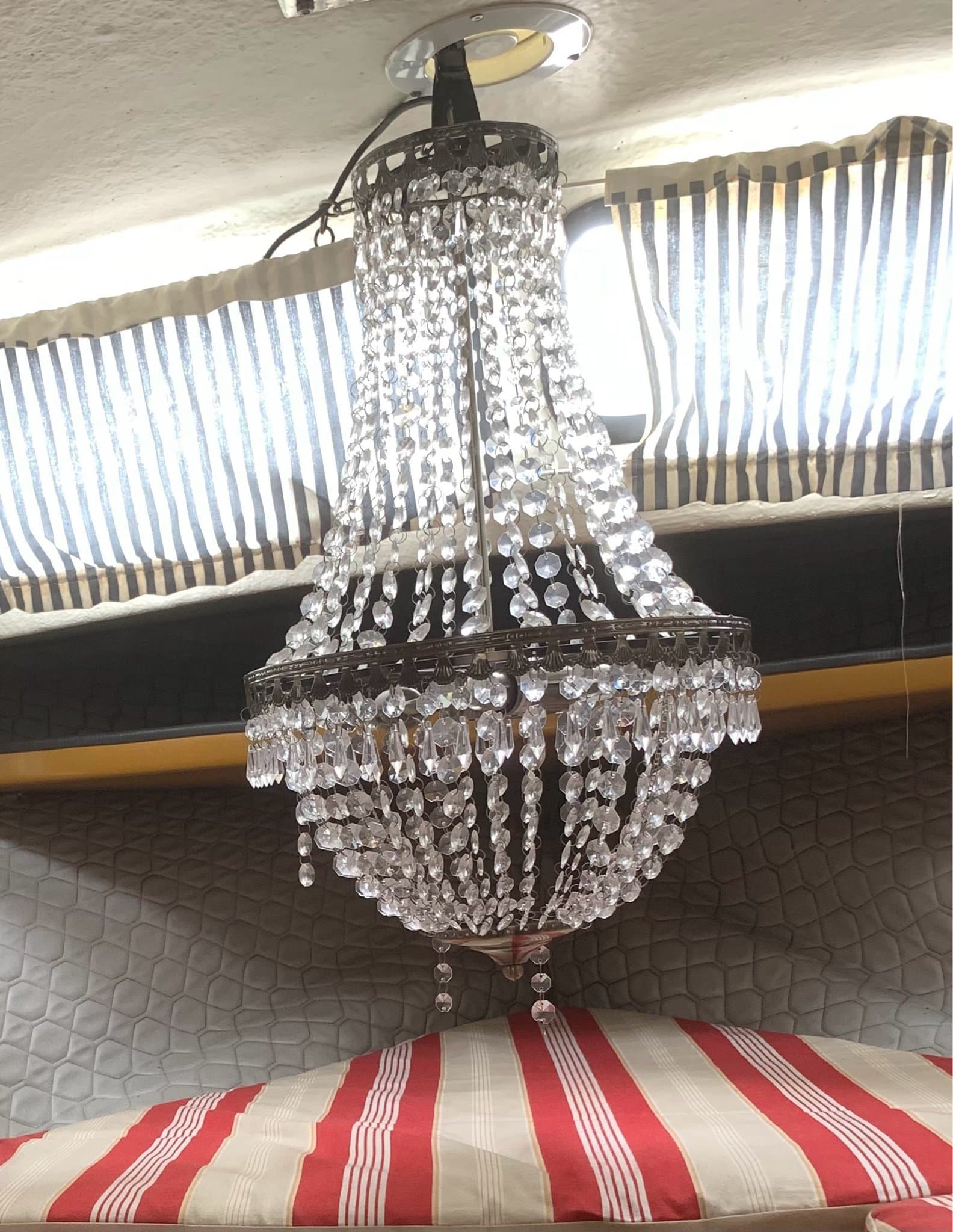 Kristallkrona i plast och metall