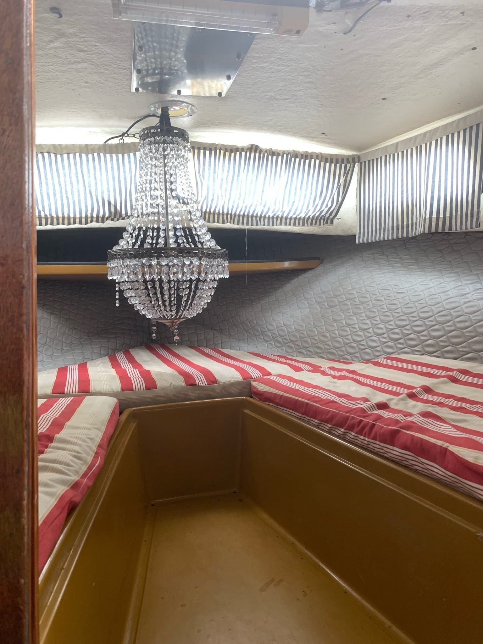 Kristallkrona i plast och metall