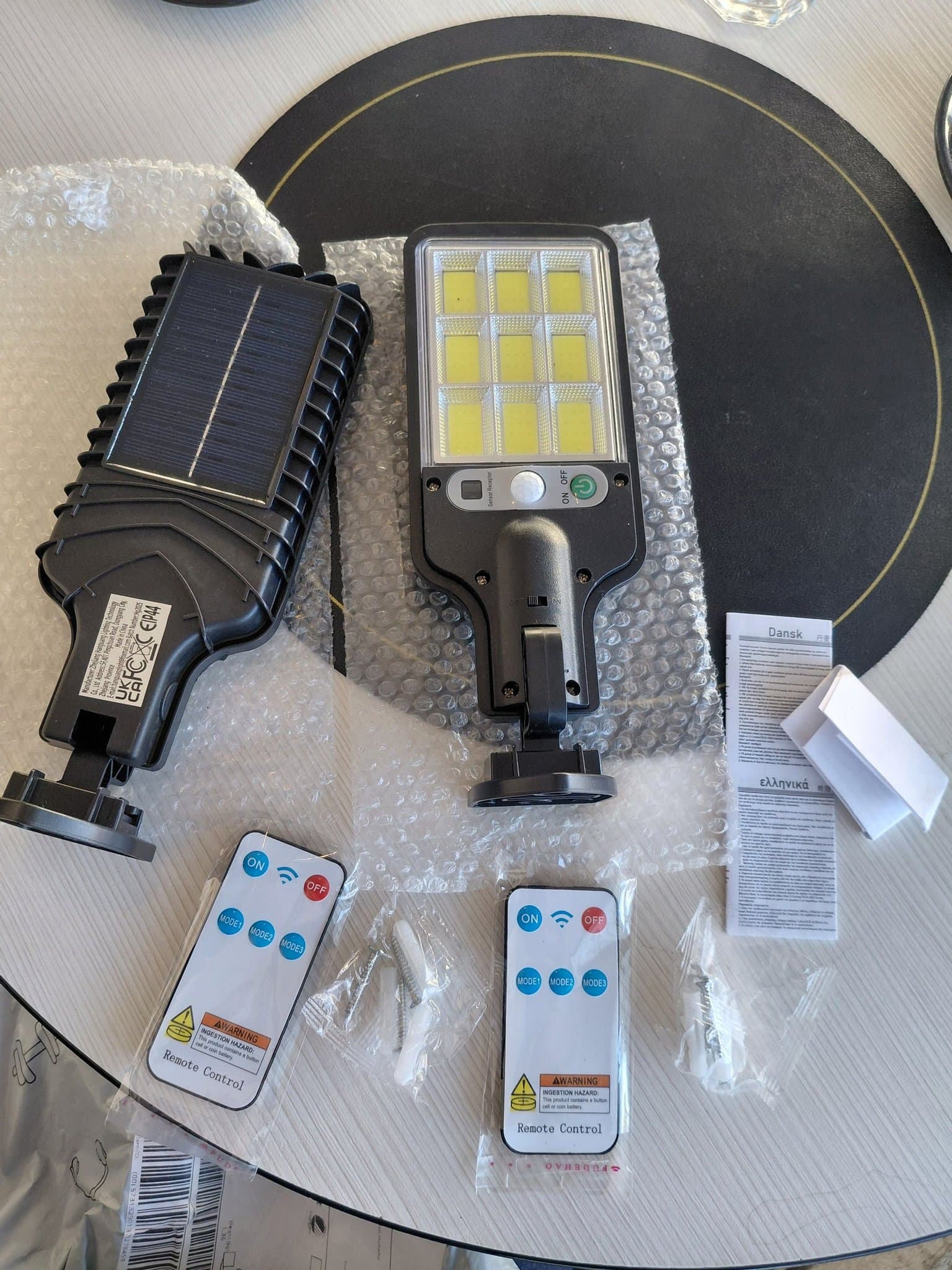 2-pack Solcellslampor med Fjärrkontroll och Rörelsesensor