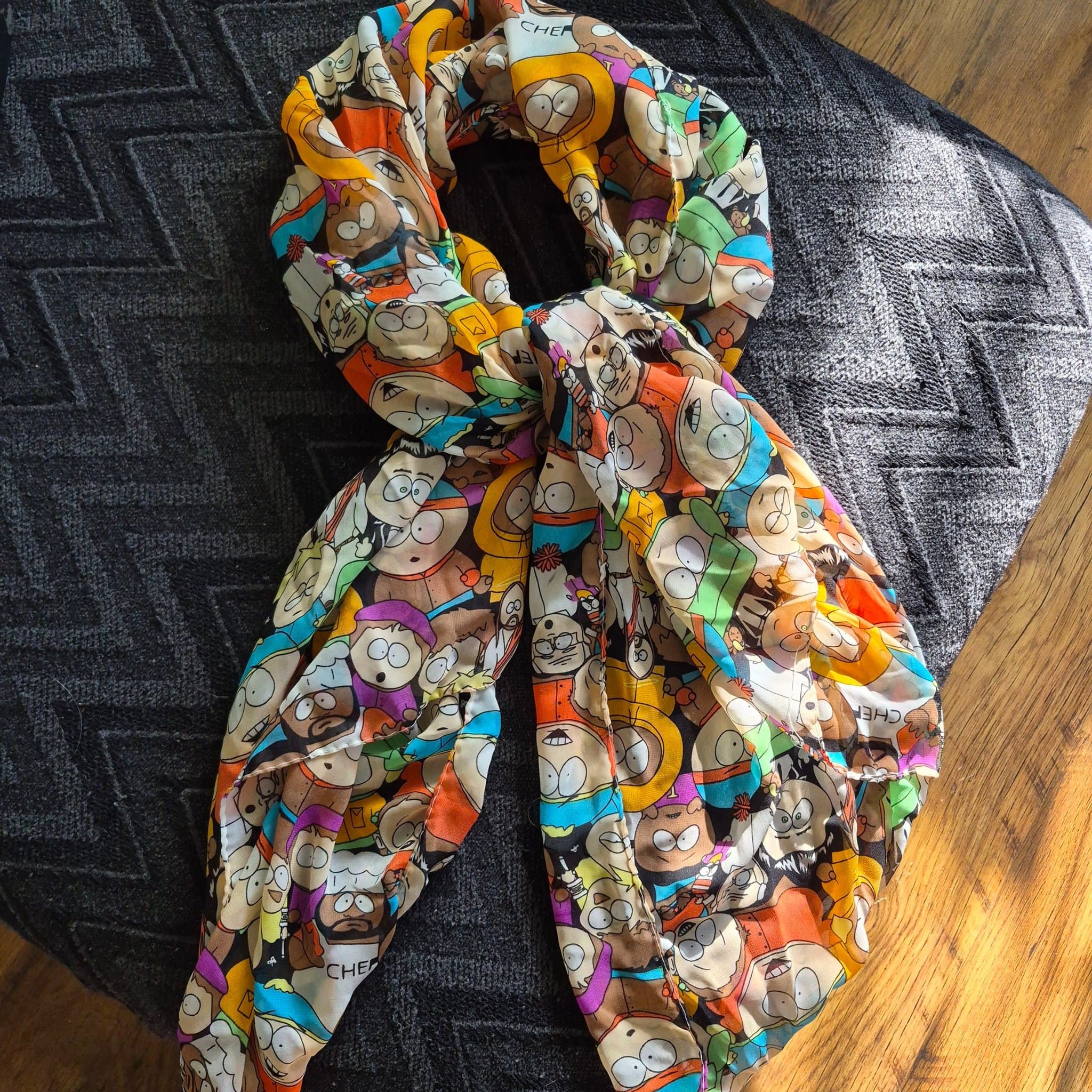 Flerfärgad sjal i skirt material, med South Park motiv, oanvänd