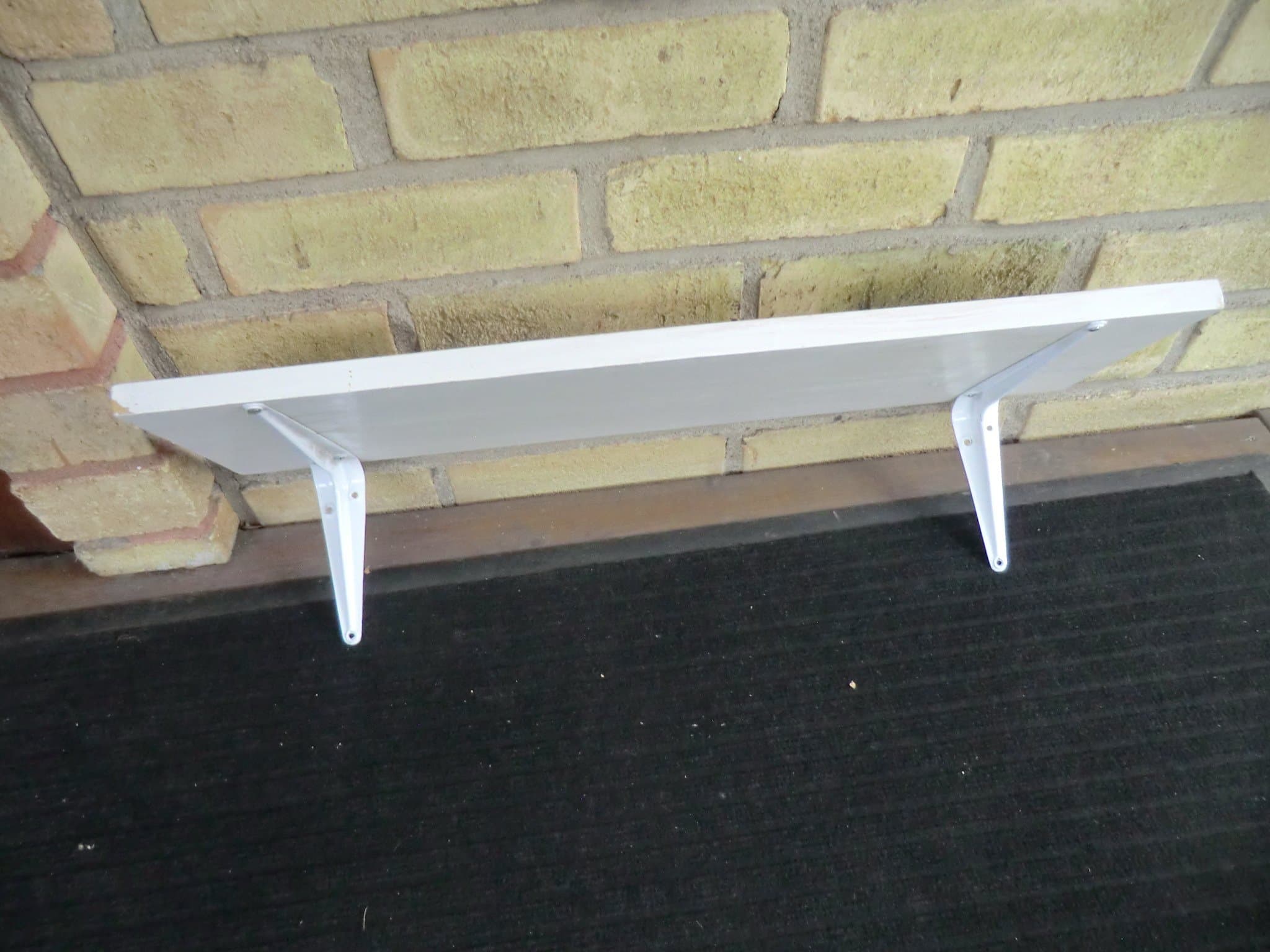 hylla furu med 2 konsoler 71x20 cm vitmålad