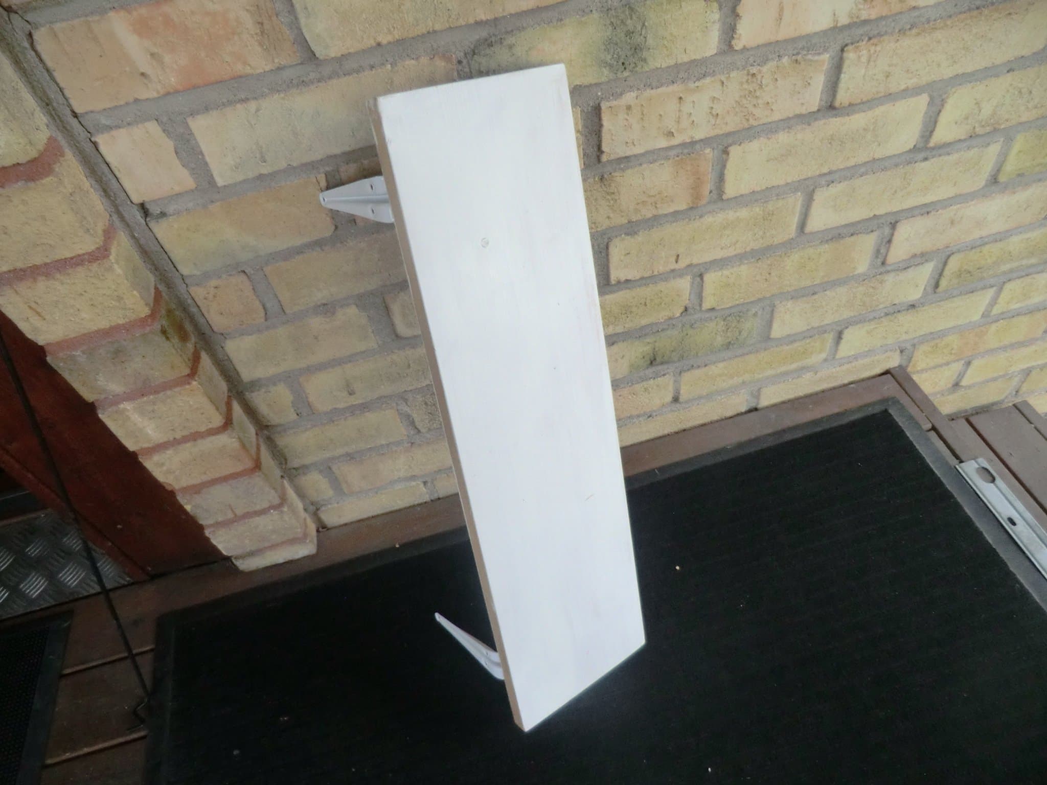 hylla furu med 2 konsoler 71x20 cm vitmålad