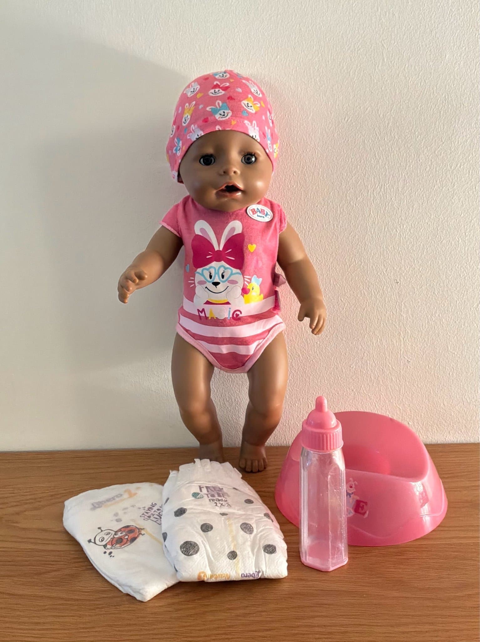 Baby Born docka flicka ca 43 cm lång, fint använt skick.